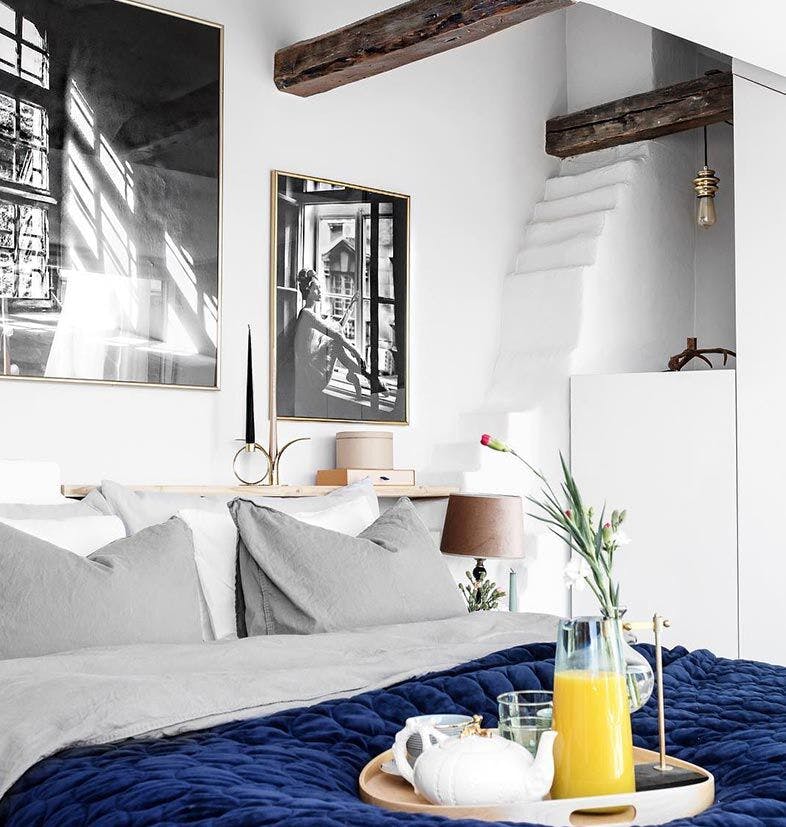 Posters with elegant motifs in black and white