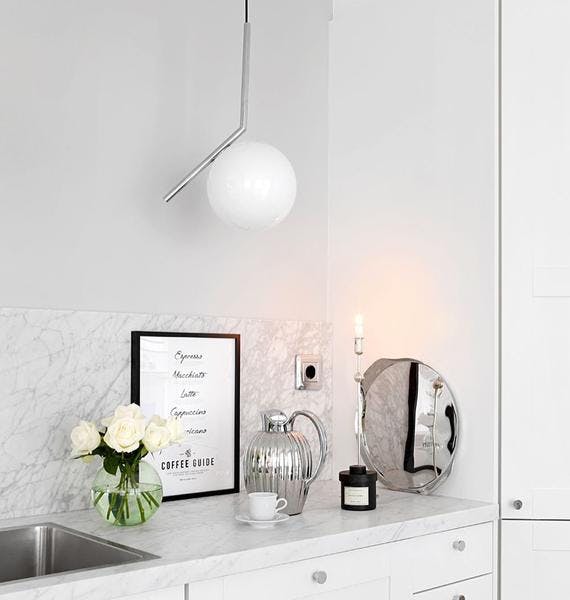 Poster della guida del caffè con cornice in legno nero
