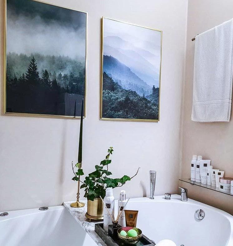 Grünblaue Fotowand mit eindrucksvollen Natur-Postern