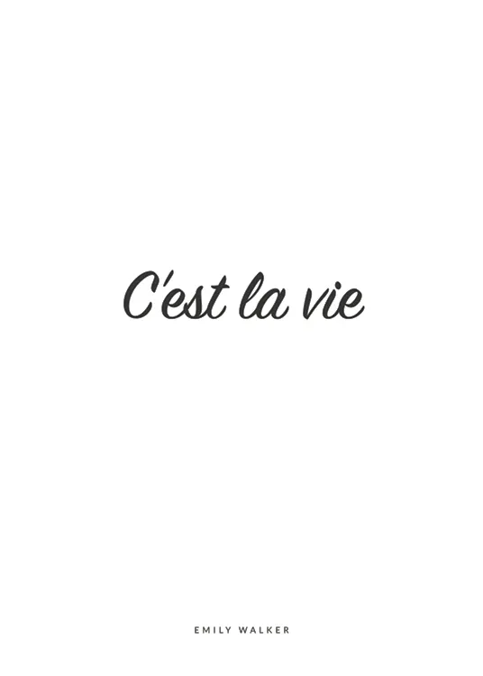 Personalisiertes Poster mit dem Zitat Cest la vie in kursiver schwarzer Schrift auf weißem Hintergrund.