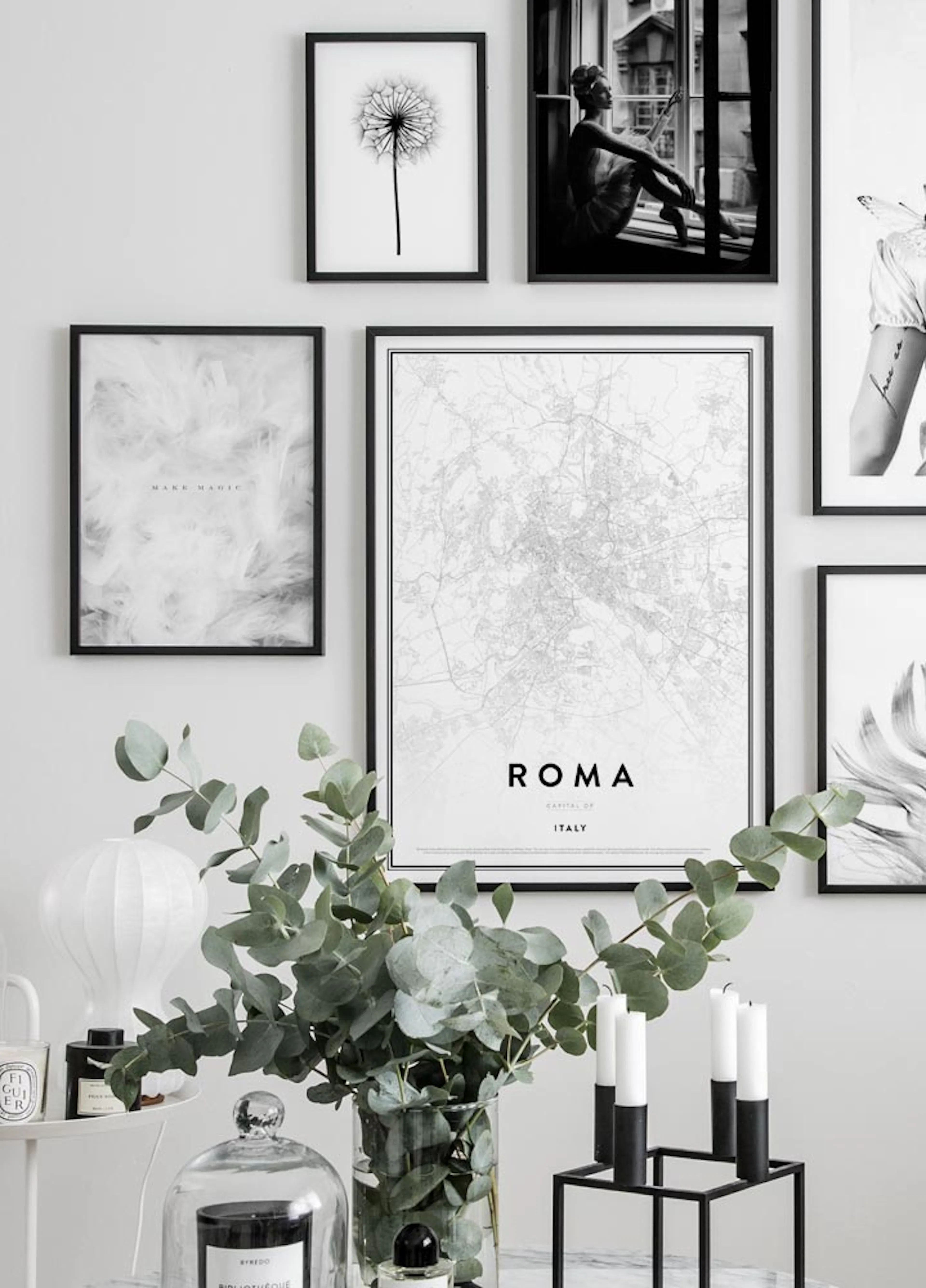 Poster einer detailreichen Stadtkarte von Rom in Schwarz-Weiß, Teil einer Bilderwand über einem Tisch mit Eukalyptuszweigen und 