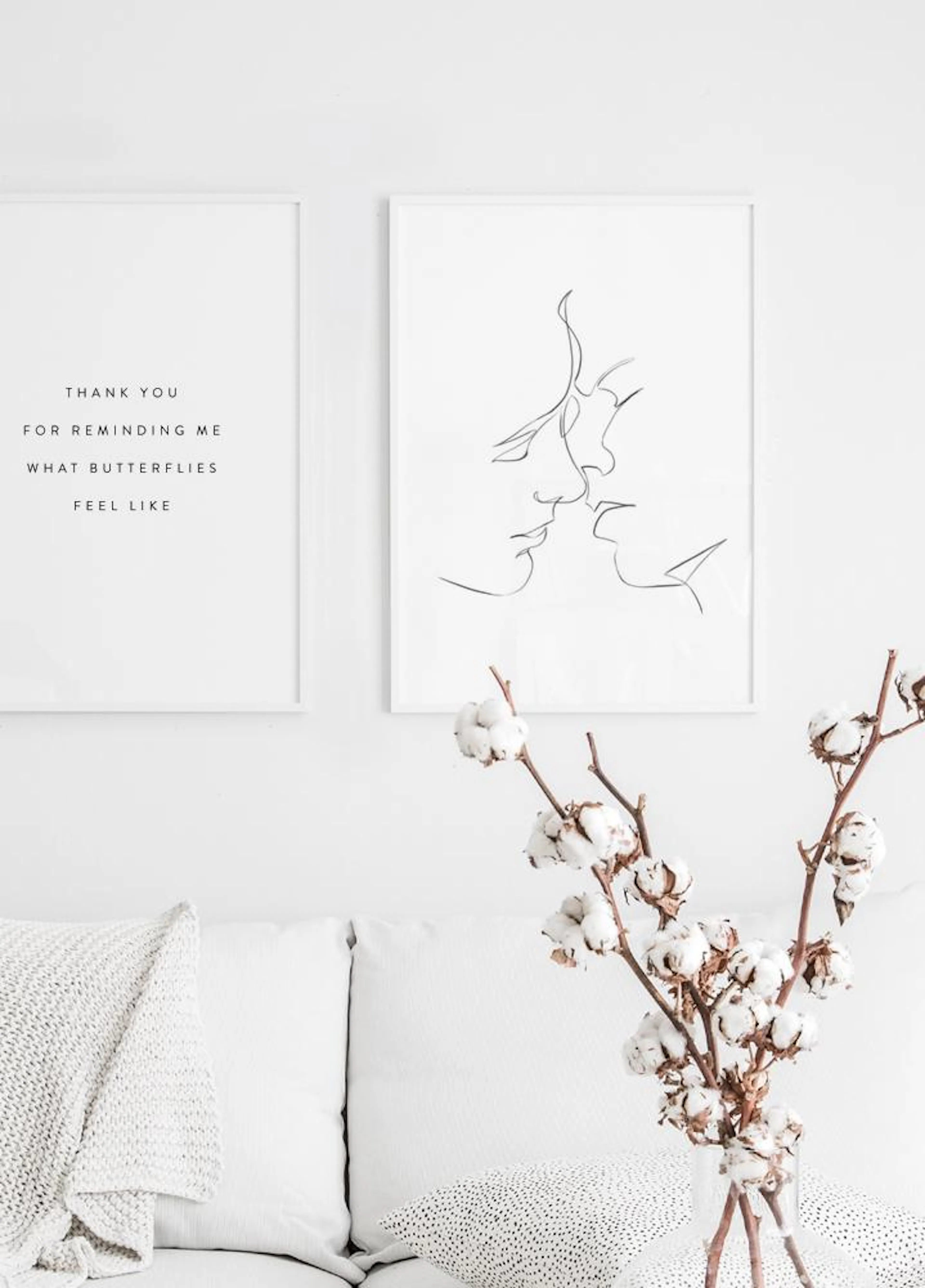 Kaksi julistetta valkoisella seinällä. Vasemmalla teksti THANK YOU FOR REMINDING ME WHAT BUTTERFLIES FEEL LIKE. Oikealla minimal