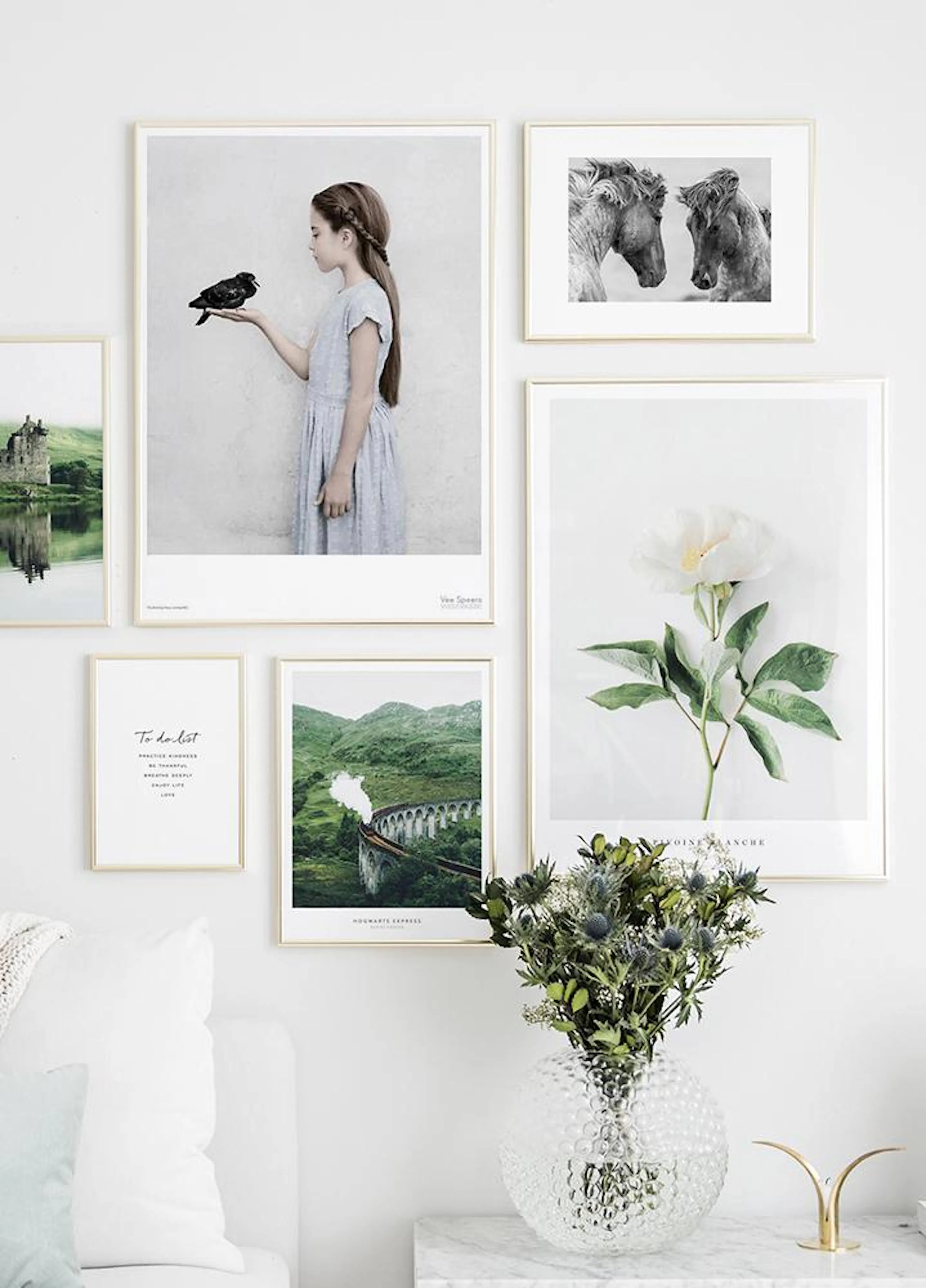 Nástěnná galerie 6 plakátů laděná do přírodních tónů, s dívkou a ptákem, koňmi, květinou, hradem, viaduktem a citátem, visí nad 