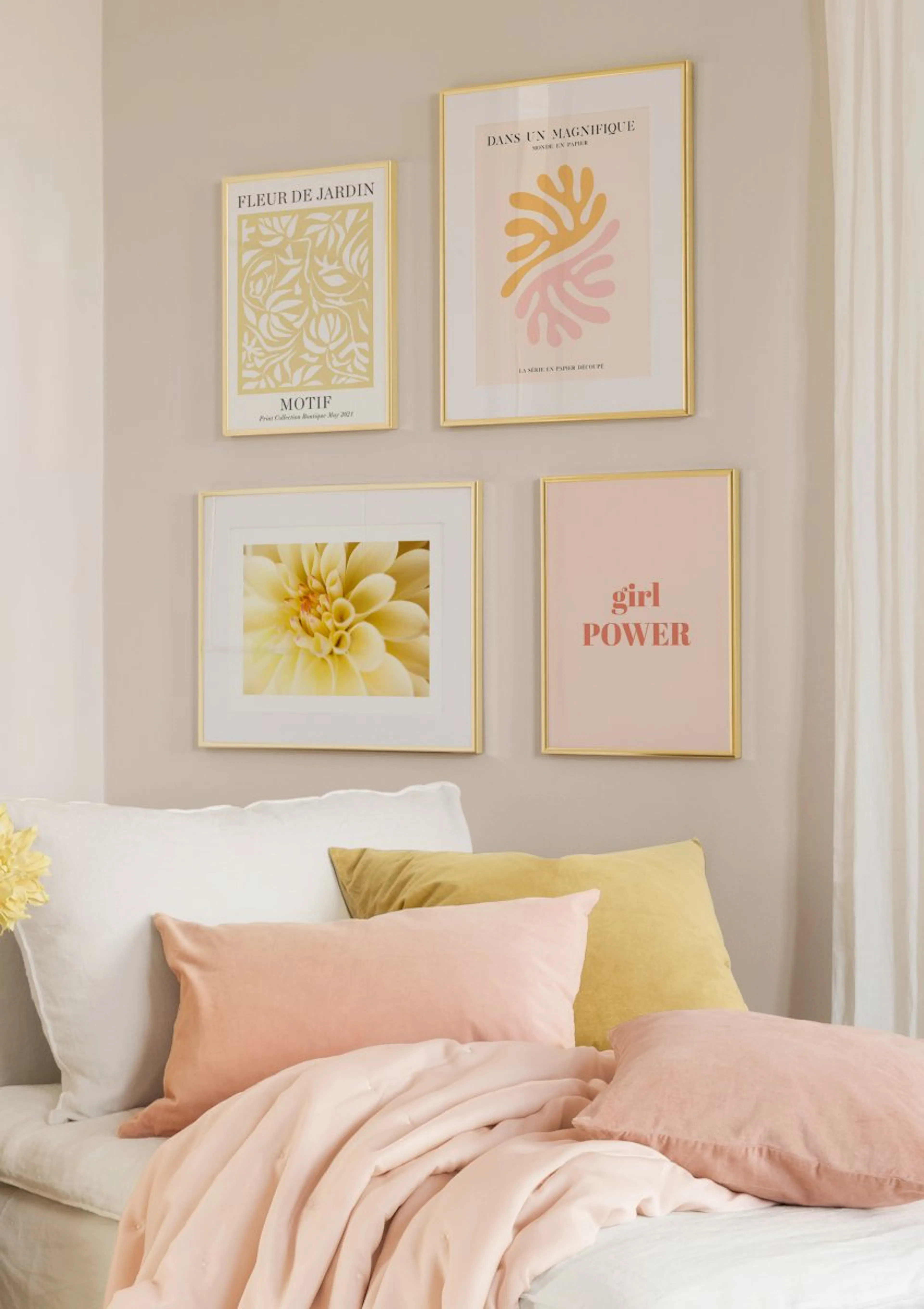 Lot de posters affiché au-dessus dun lit avec coussins roses et jaunes. Inclut un poster Fleur de Jardin, un poster Dans un magn