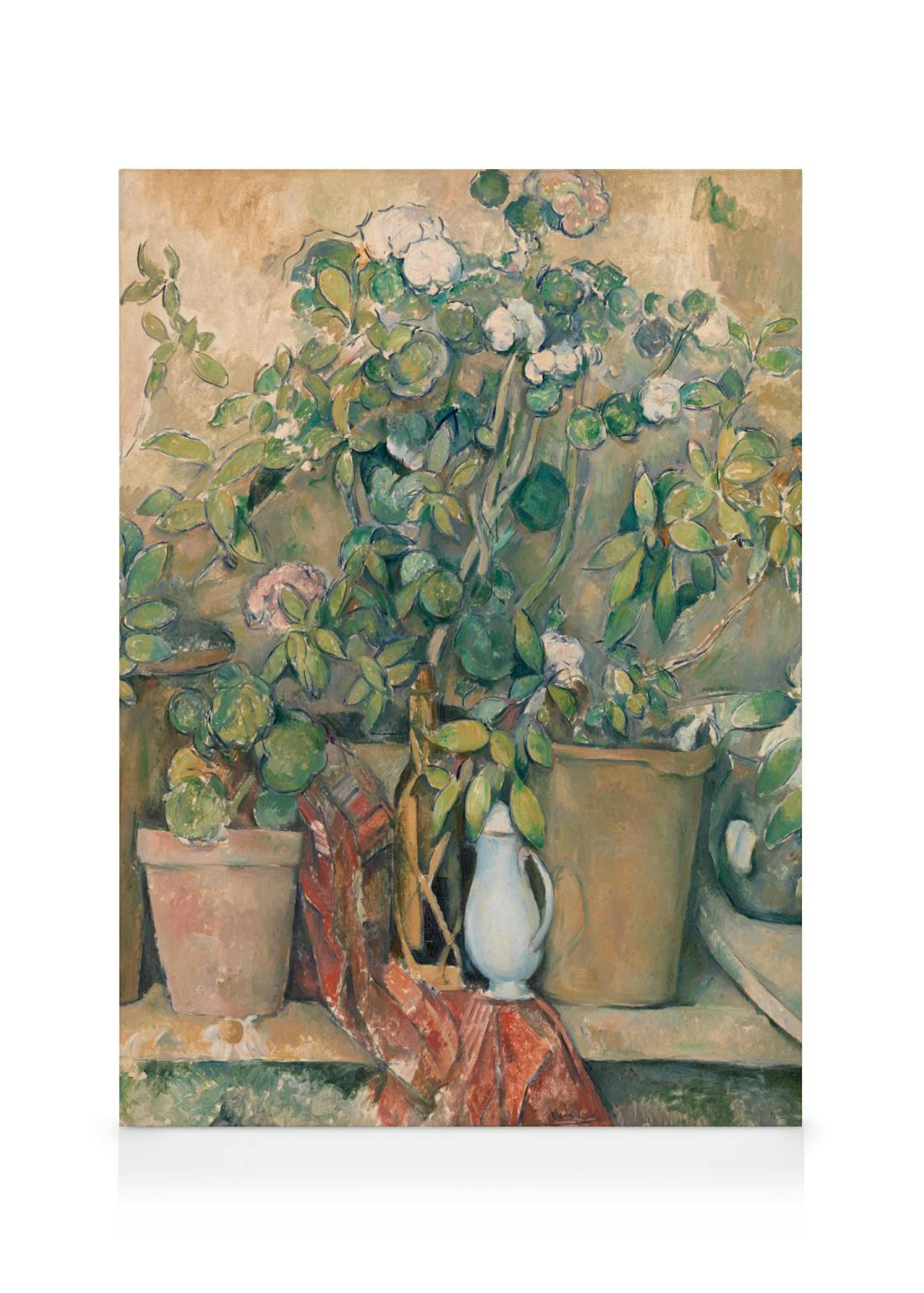 Lienzo con una pintura de naturaleza muerta de plantas en macetas, flores blancas y rosas, y un jarrón blanco sobre un paño roji