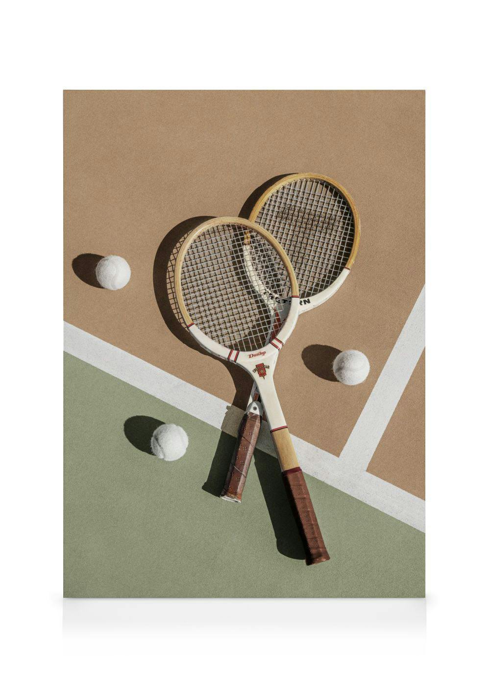 Toile représentant deux raquettes de tennis vintage et des balles sur un court vert et beige avec des lignes blanches.