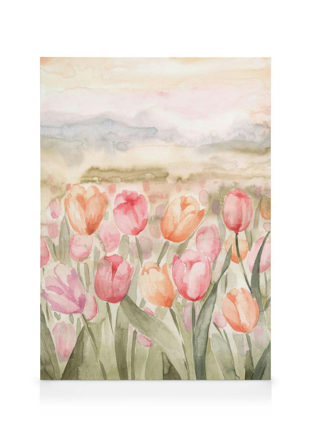 Toile aquarelle de tulipes roses et oranges dans un champ, avec un ciel pastel et des collines brumeuses.