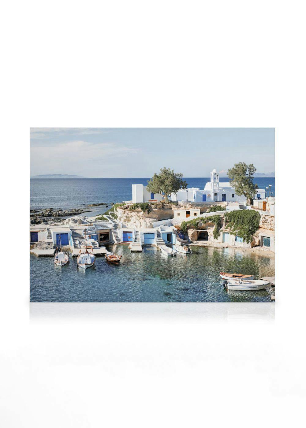 Obraz na plátně s pobřežní vesnicí s bílými domy, modrými dveřmi, čluny v průzračné zátoce a mořem.