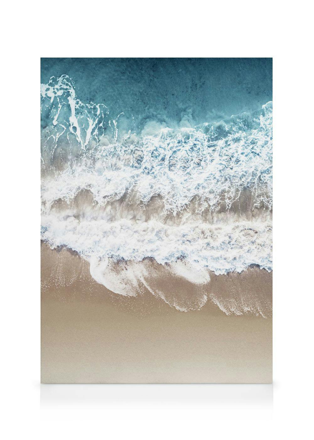 Lærred med luftfoto af brusende bølger i turkis og hvid, der møder en gylden sandstrand.