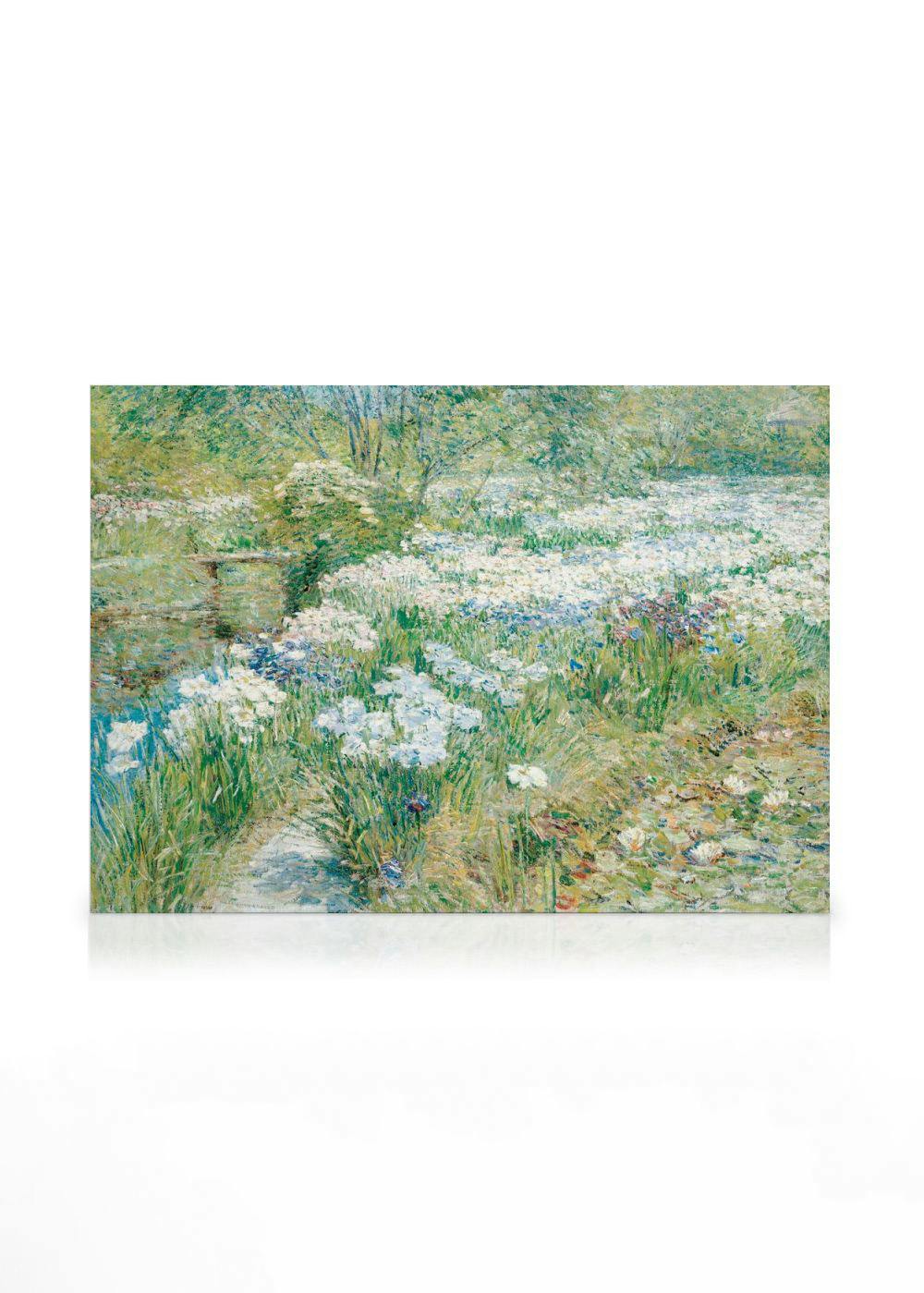 Toile impressionniste dun jardin fleuri avec un pont en bois au-dessus dun cours deau, et des fleurs blanches.