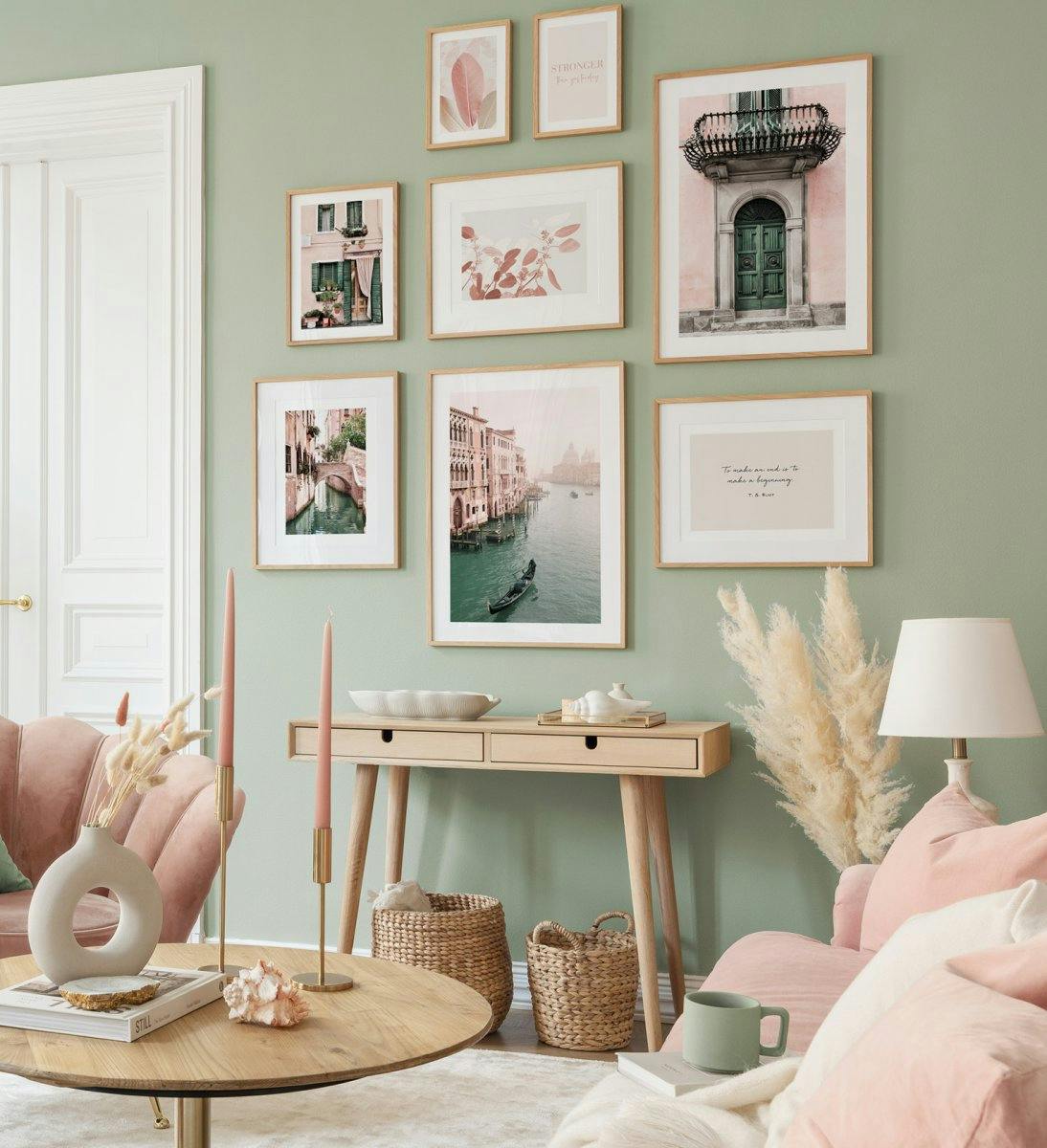 Tavelvägg med fotokonst i pastellfärger skapar en livfull stämning i vardagsrummet (ONE SIZE) - Poster Store