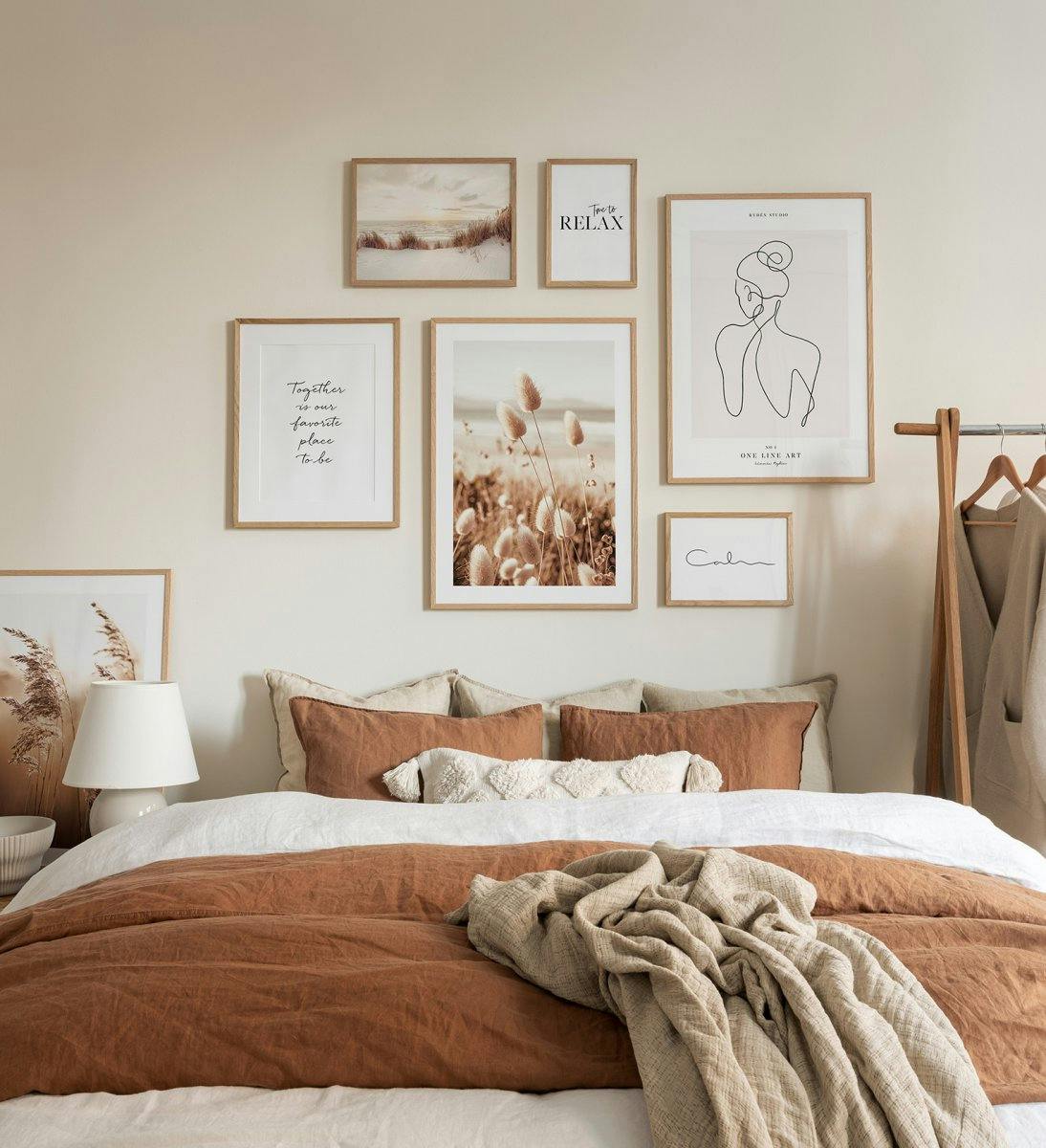 Luonnonläheinen tauluseinä makuuhuoneeseen beigen sävyisillä maisemajulisteilla, sitaattijulisteilla ja viivataiteella tammisin (ONE SIZE) - Poster Store