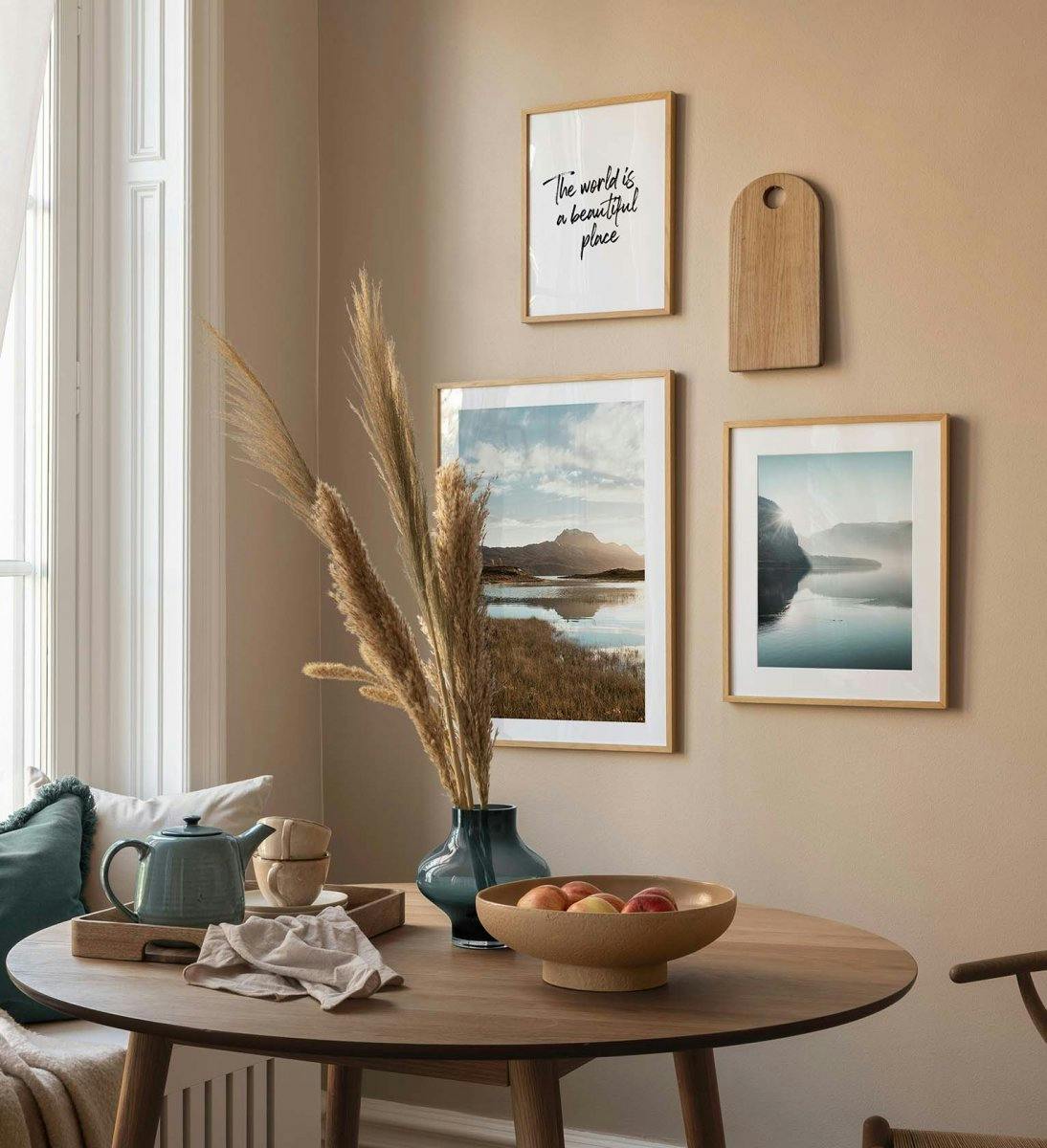 Landschap en citaat galerij muur in blauw en groen met eiken kozijnen voor eetkamer (ONE SIZE) - Poster Store