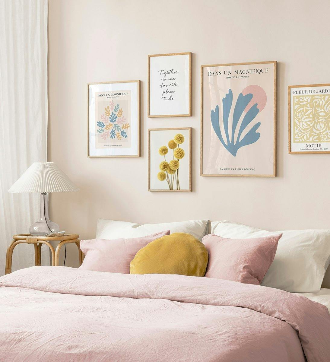 Parete a galleria di tendenza con colori pacati e cornici in rovere per la camera da letto (ONE SIZE) - Poster Store
