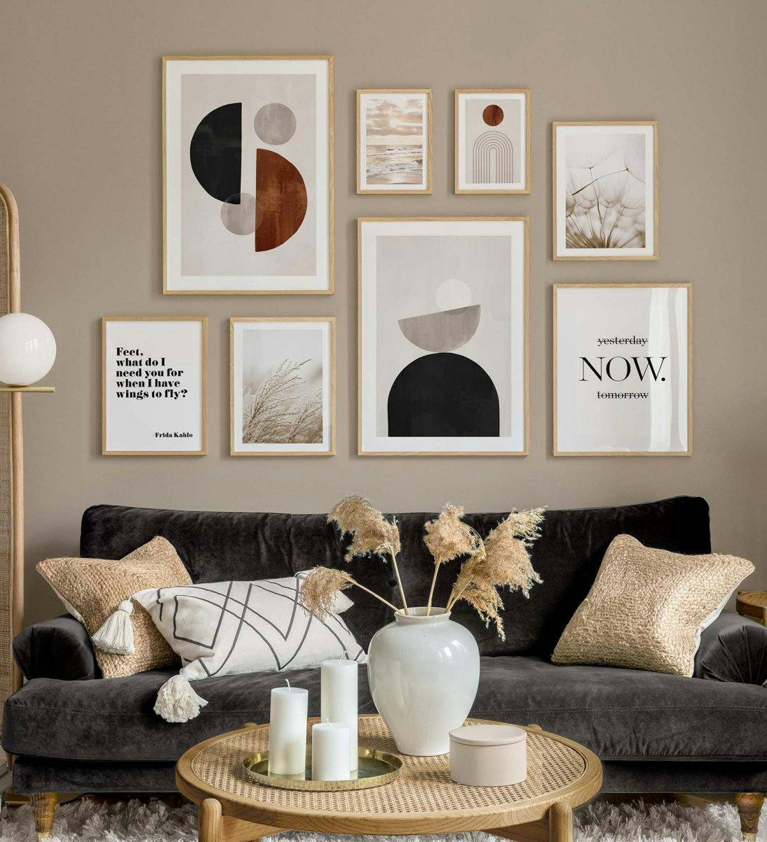 Klassieke en trendy galeriewand in zwart, beige en wit met eikenhouten lijsten voor woonkamer (ONE SIZE) - Poster Store