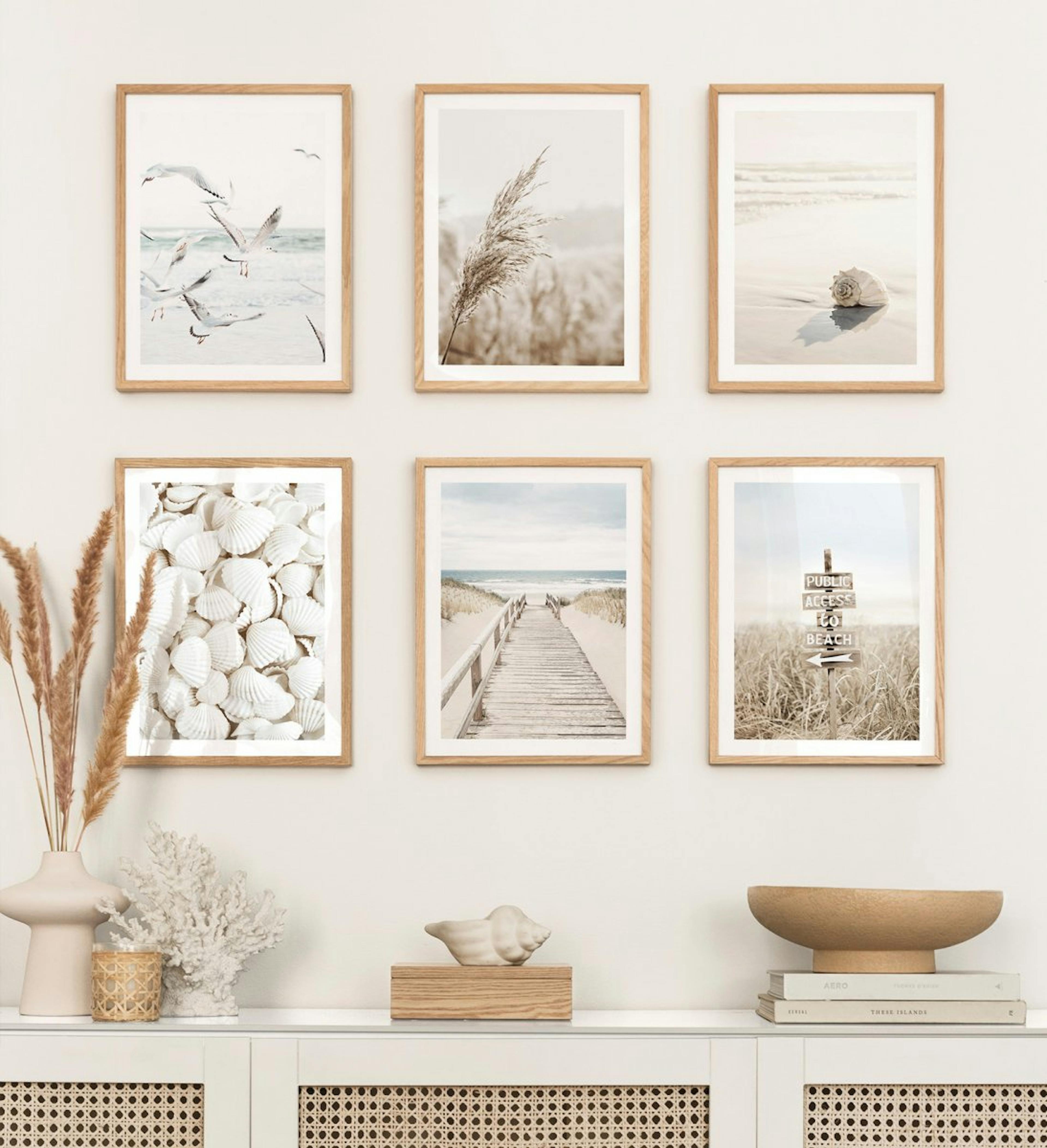 Pared de galería serena en beige con un tema de playa con marcos de roble para sala de estar