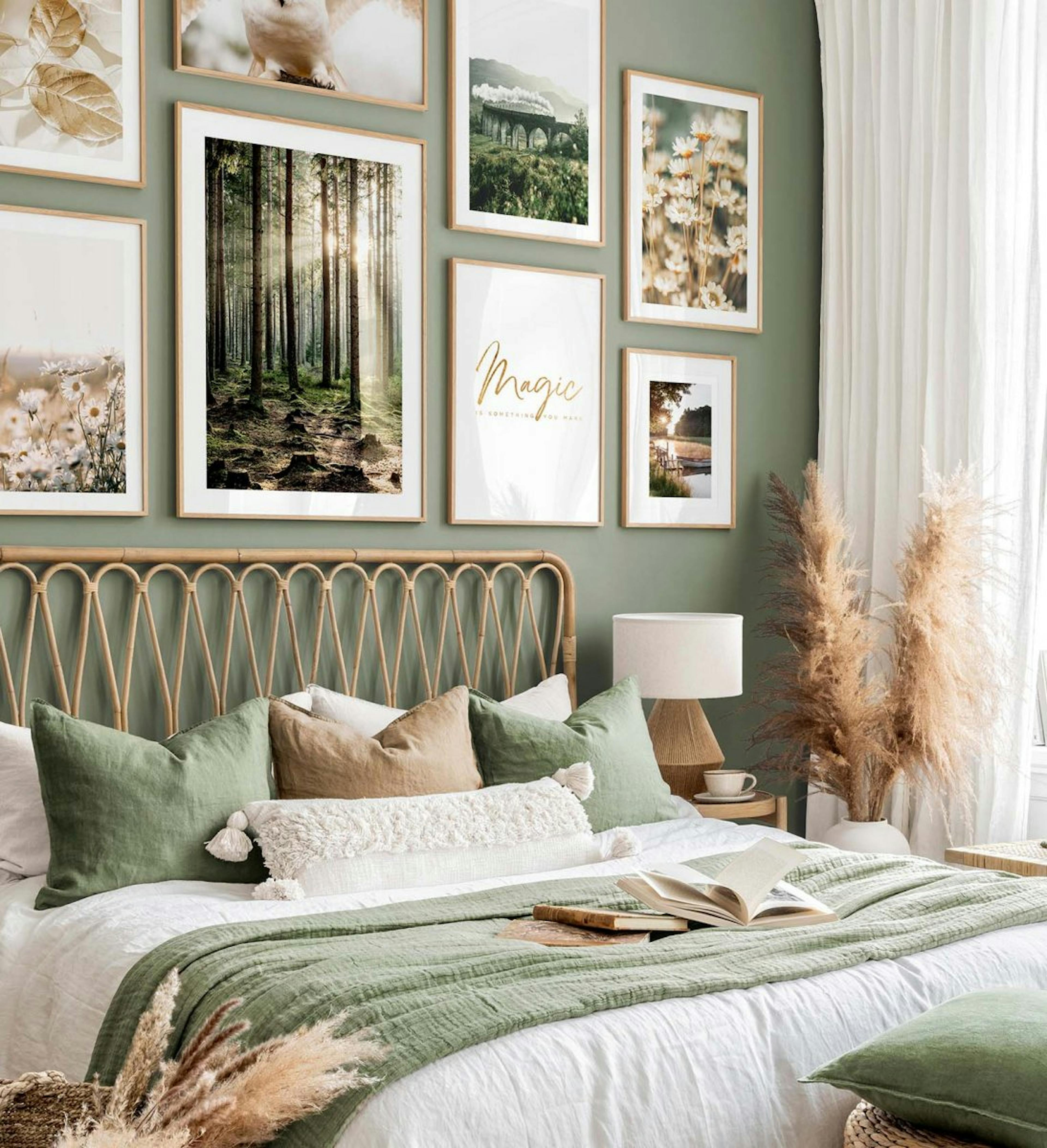 Décoration murale avec des affiches de paysage et forêt verdoyante et des cadres en chêne pour le salon