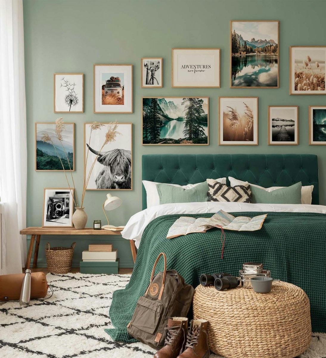 Zielona ściana galerii z inspiracją naturą z dębowymi ramami do sypialni (ONE SIZE) - Poster Store