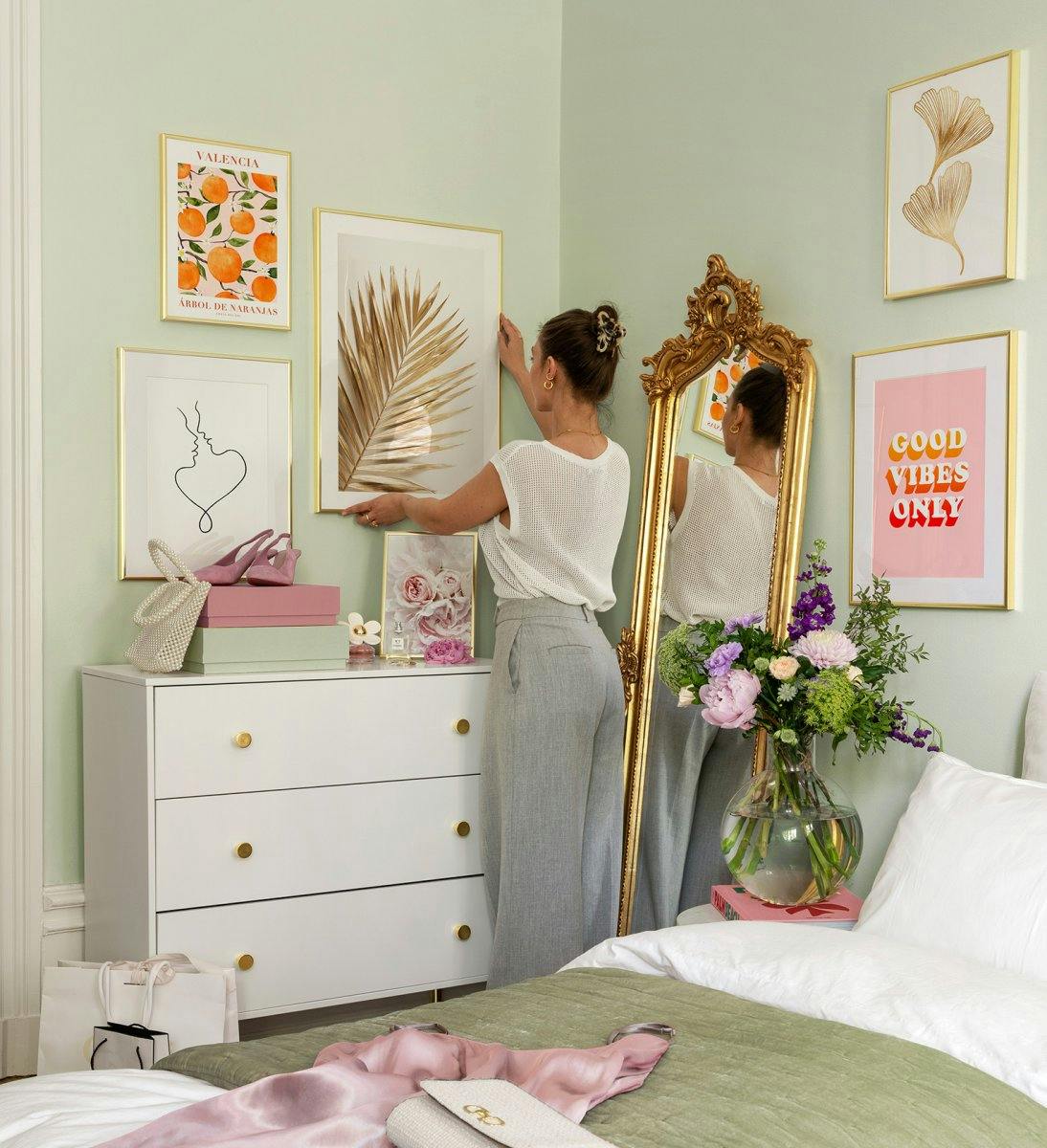 Pink, orange and golden gallery wall with golden frames for bedroom (ONE SIZE) - Poster Store