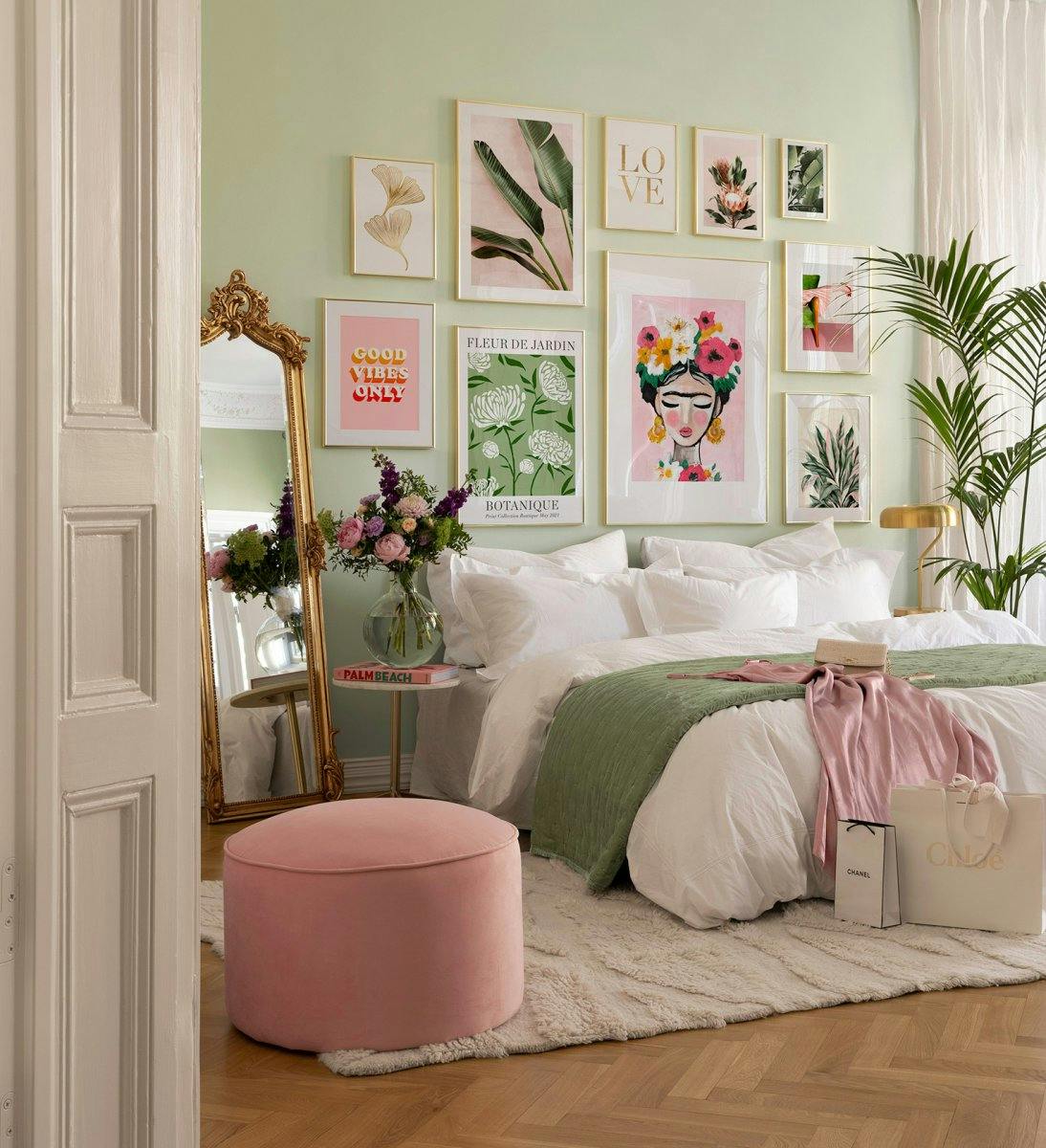 Chambre avec un poster de Frida Kahlo et dautres posters aux motifs floraux et végétaux, dans des tons pastel.