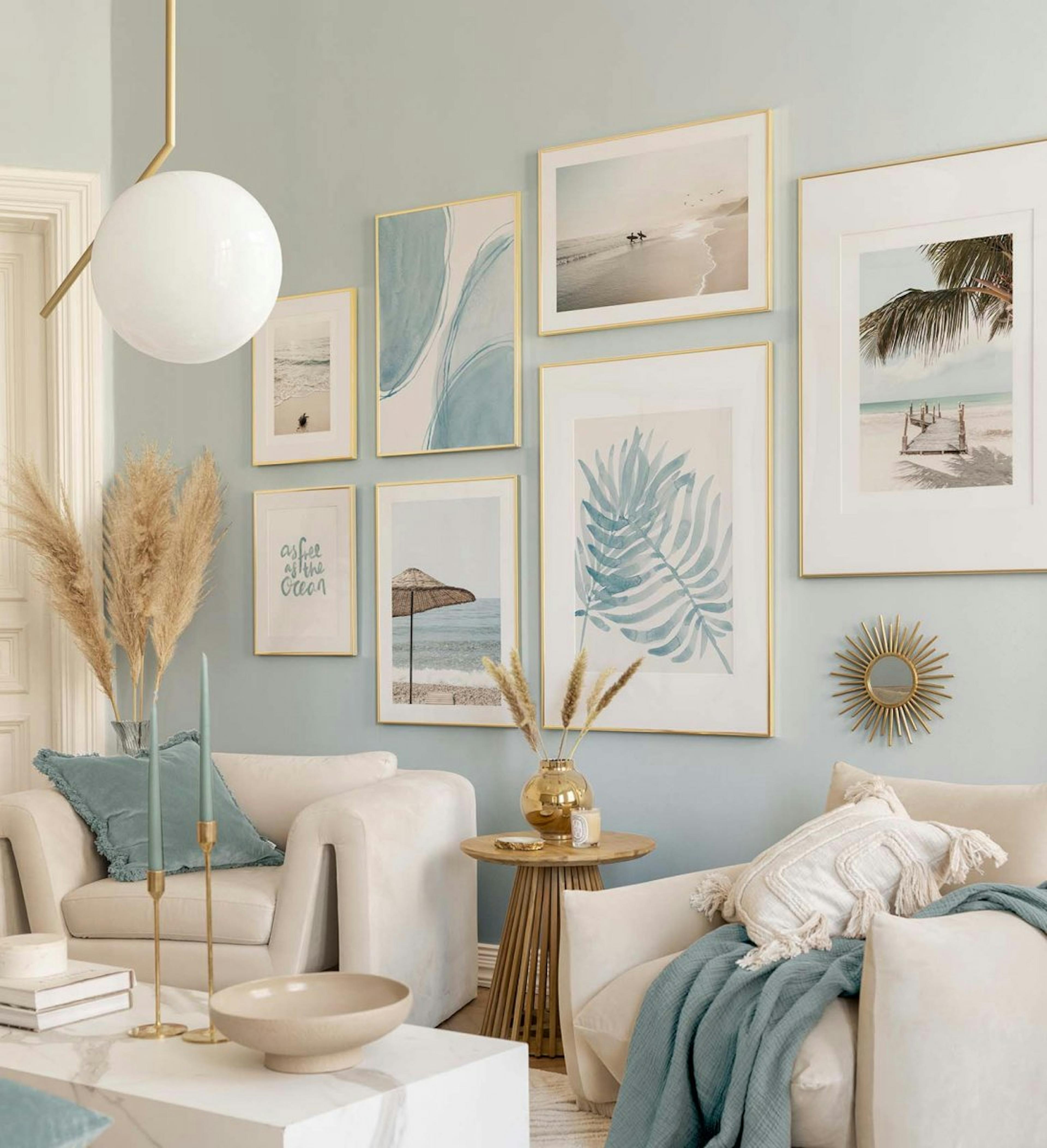 Décoration murale d'été bleue avec des affiches de citations, illustrations et photos dans des cadres dorés pour le salon