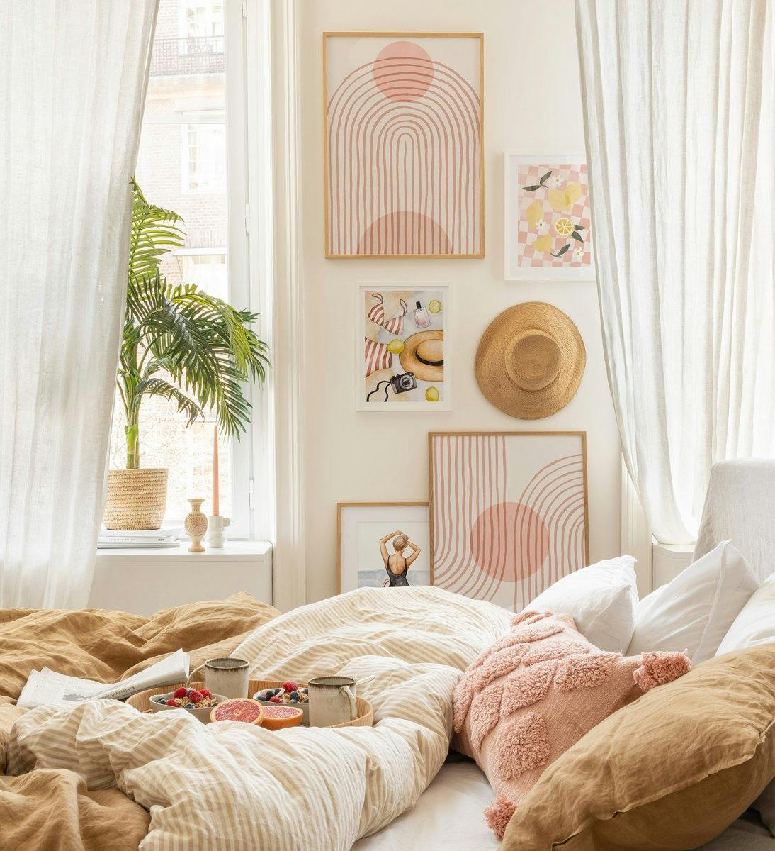 Tyylikäs feminiininen tauluseinä pinkit julisteet ja line art taulut tammikehyksissa ja valkoisissa puukehyksissä makuuhuoneseen (ONE SIZE) - Poster Store