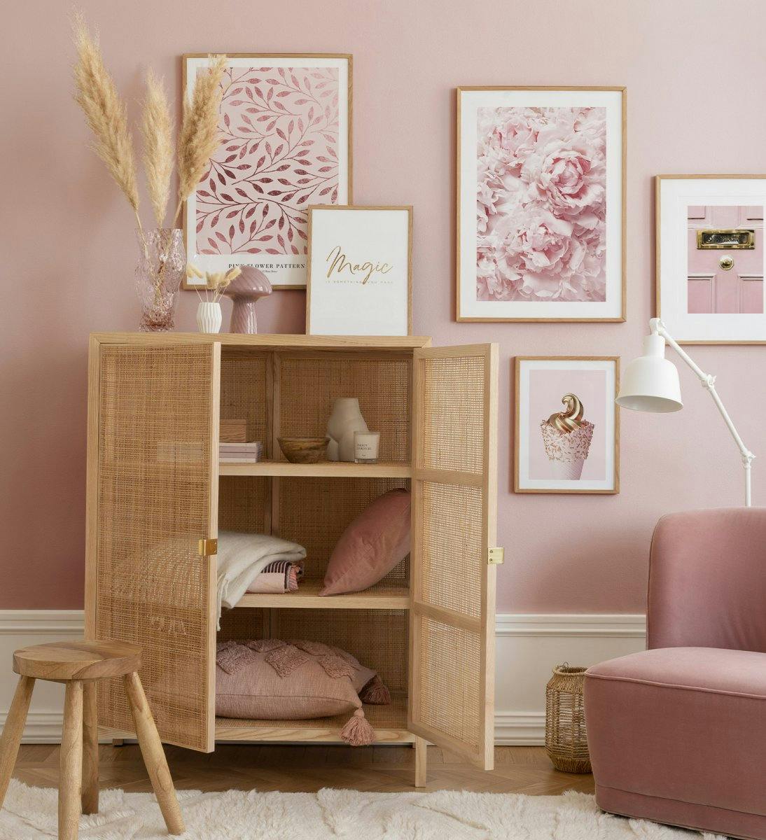 Roze fotowand met eikenhouten kaders voor de woonkamer of de slaapkamer (ONE SIZE) - Poster Store