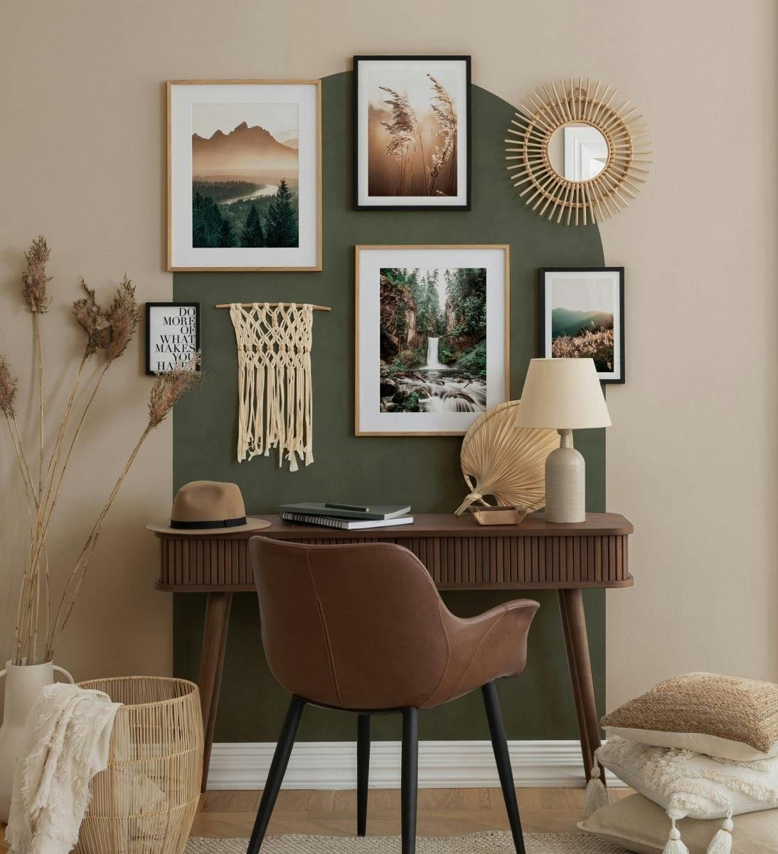 Décoration murale verte et magique combinée à des cadres en bois noir et en chêne pour le coin bureau (ONE SIZE) - Poster Store