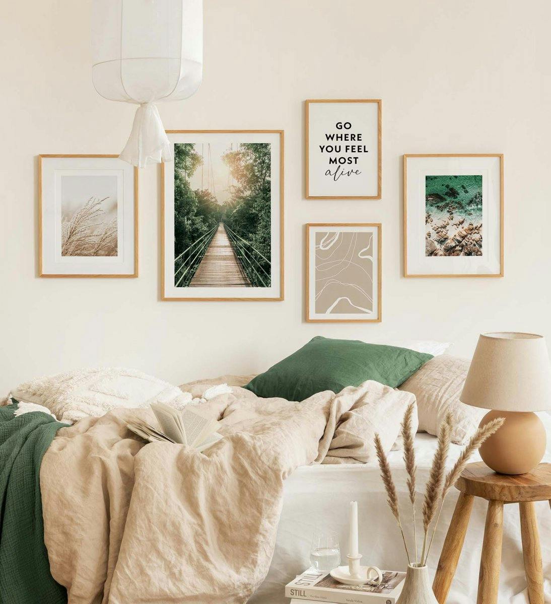 Galleria a parete verde di fotografie della natura combinate con citazioni e disegni al tratto per la camera da letto (ONE SIZE) - Poster Store