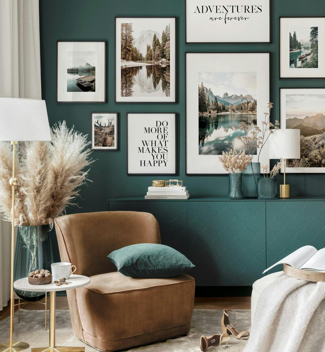 Un poster de paysage de montagne avec lac et forêt, entouré dautres posters dans un salon.