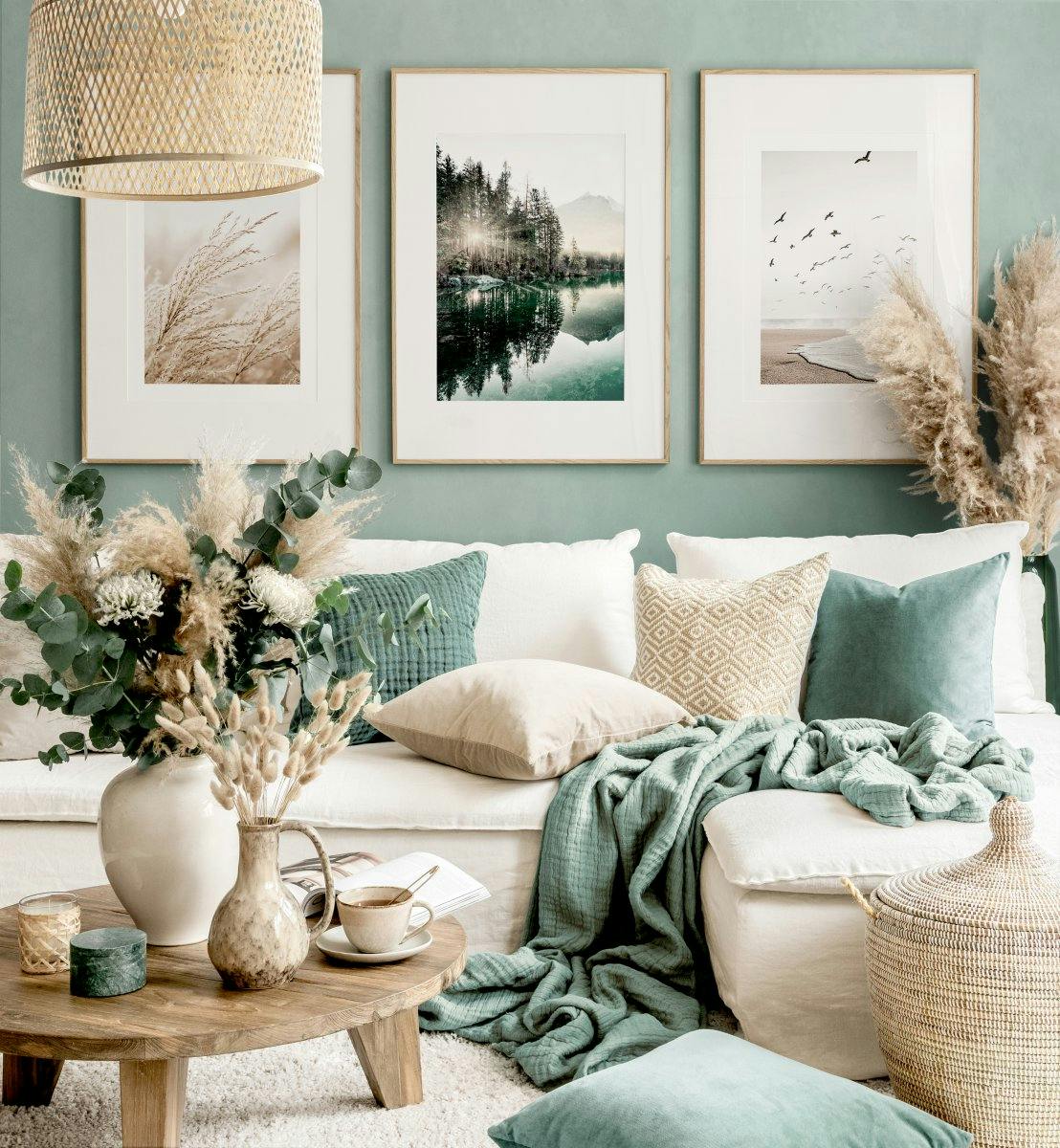 Un póster de un lago alpino con pinos y montañas reflejados, iluminado por el sol, rodeado de decoración.