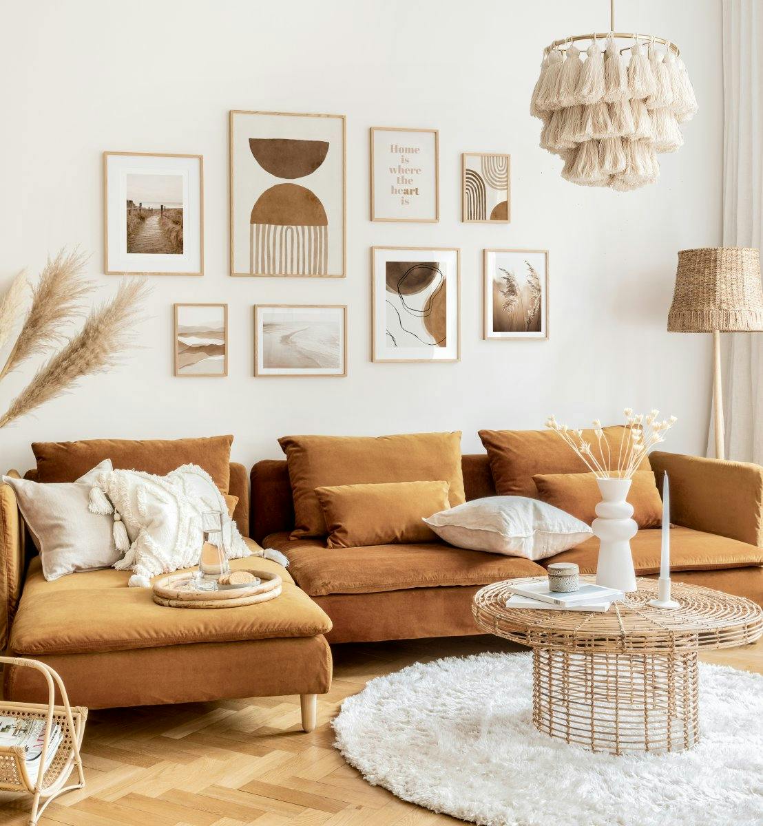 Beige abstrakt illustrationer och naturposters i bohemiskt vardagsrum (ONE SIZE) - Poster Store