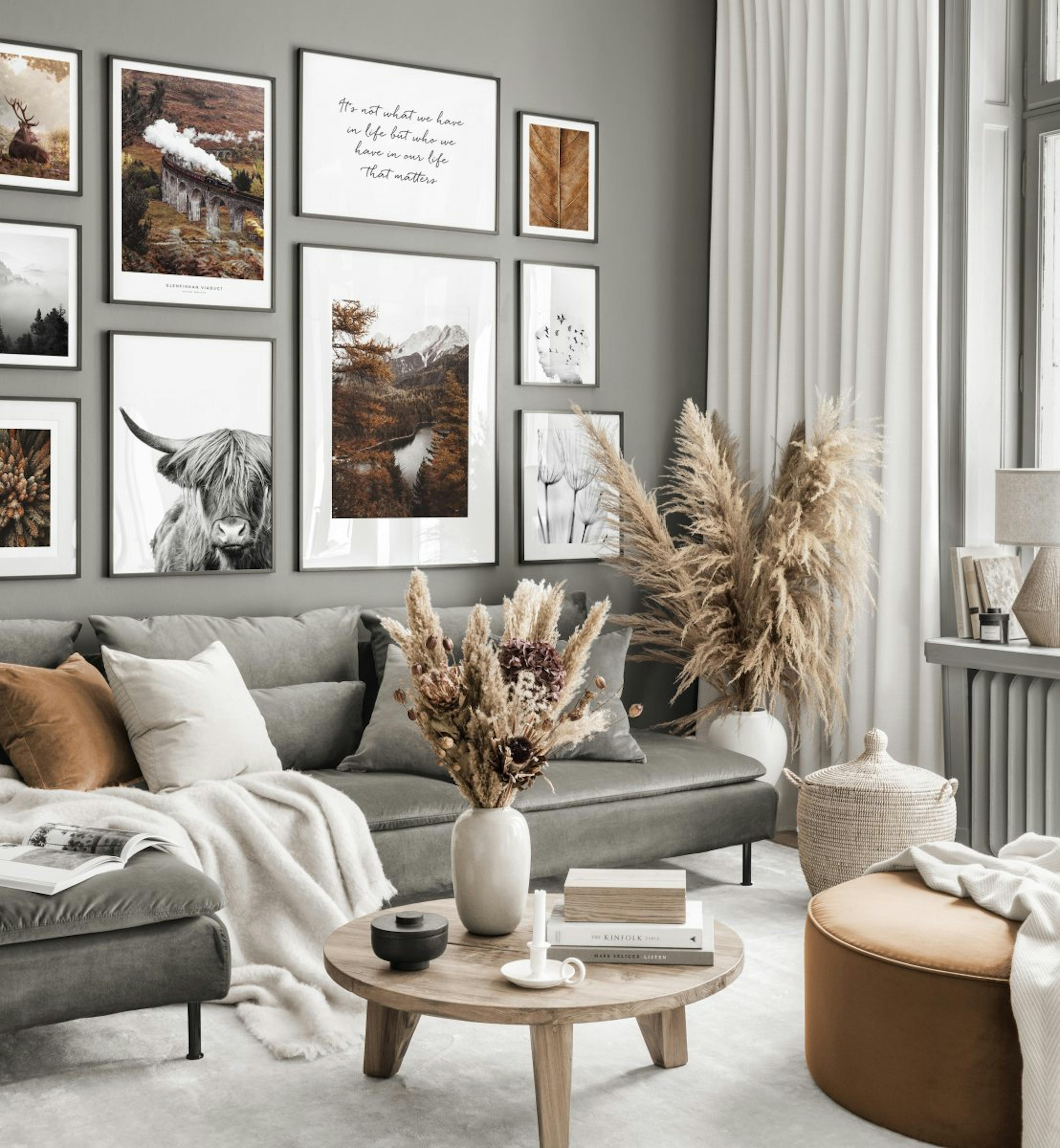 Høstlig bildevegg grå stue highland cow plakat svarte trerammer