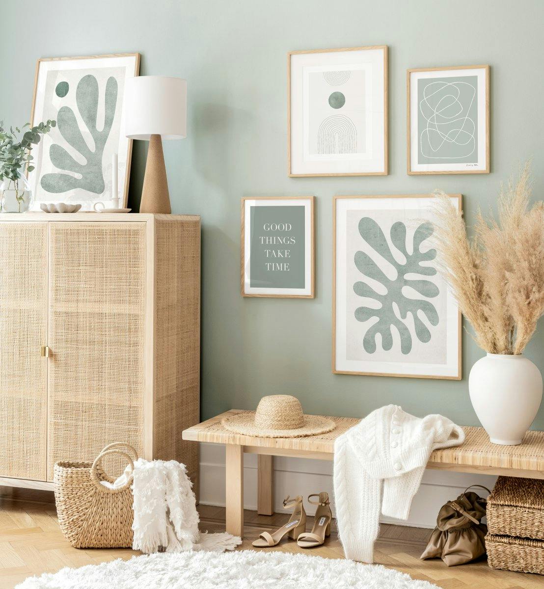 En plakat av en grønn, organisk form som minner om et blad, med en lys bakgrunn.