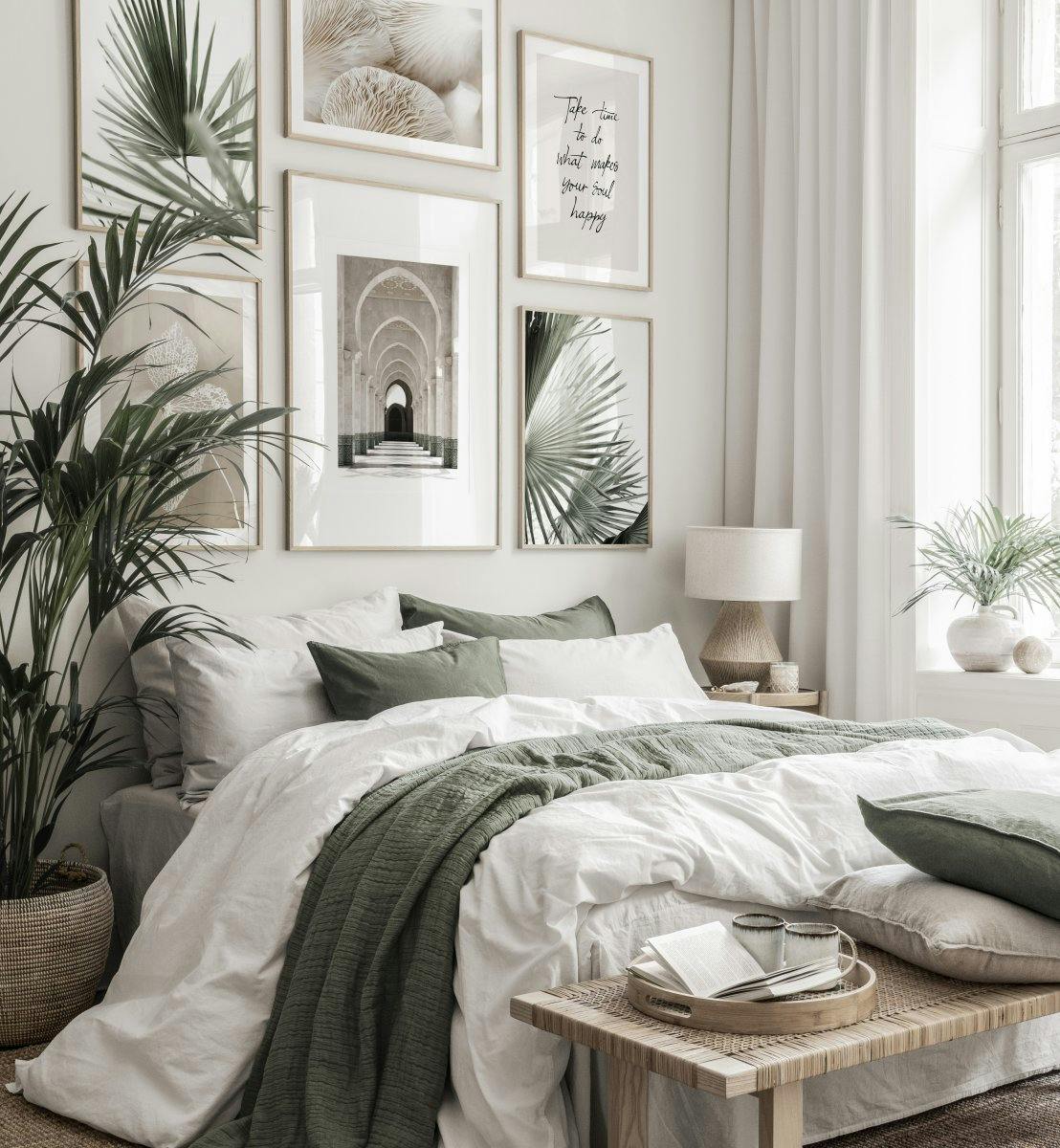 Plakat przedstawiający długi korytarz z rzędami łuków i kolumn w jasnych odcieniach szarości i beżu.