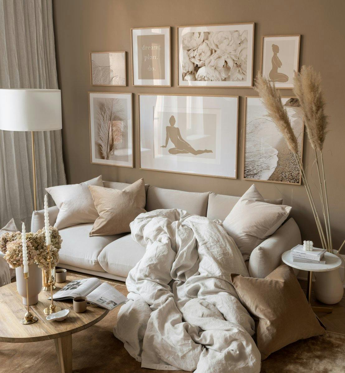 Illustrations de détente et photos en beige pour le salon (ONE SIZE) - Poster Store