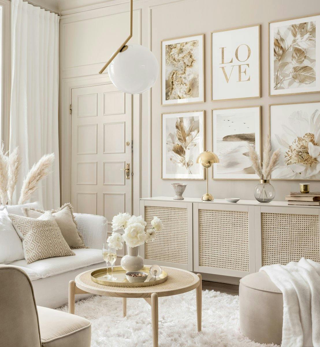 Een poster met de tekst LOVE in goud op een witte achtergrond, omringd door posters met abstracte en botanische motieven.