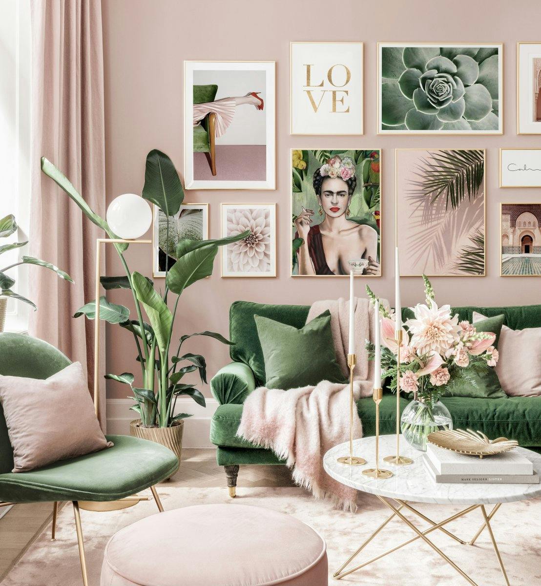 Stilig bildevegg rosa grønn stue Frida plakat gullrammer (ONE SIZE) - Poster Store