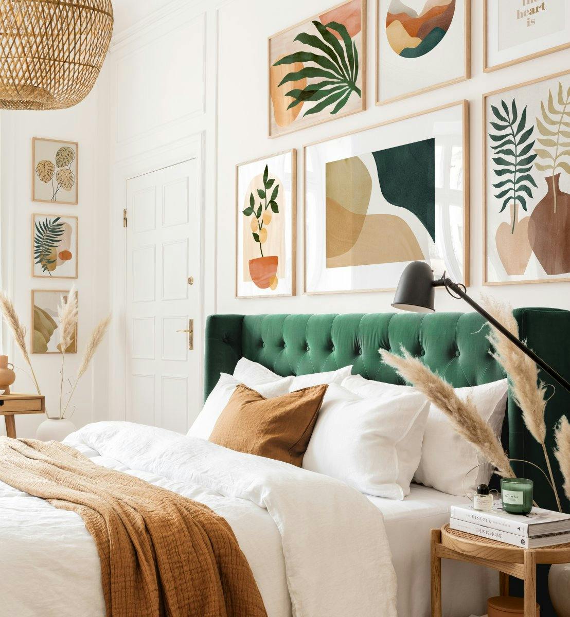 Un poster dart mural de plantes vertes et de formes abstraites dans une chambre lumineuse avec un lit vert.
