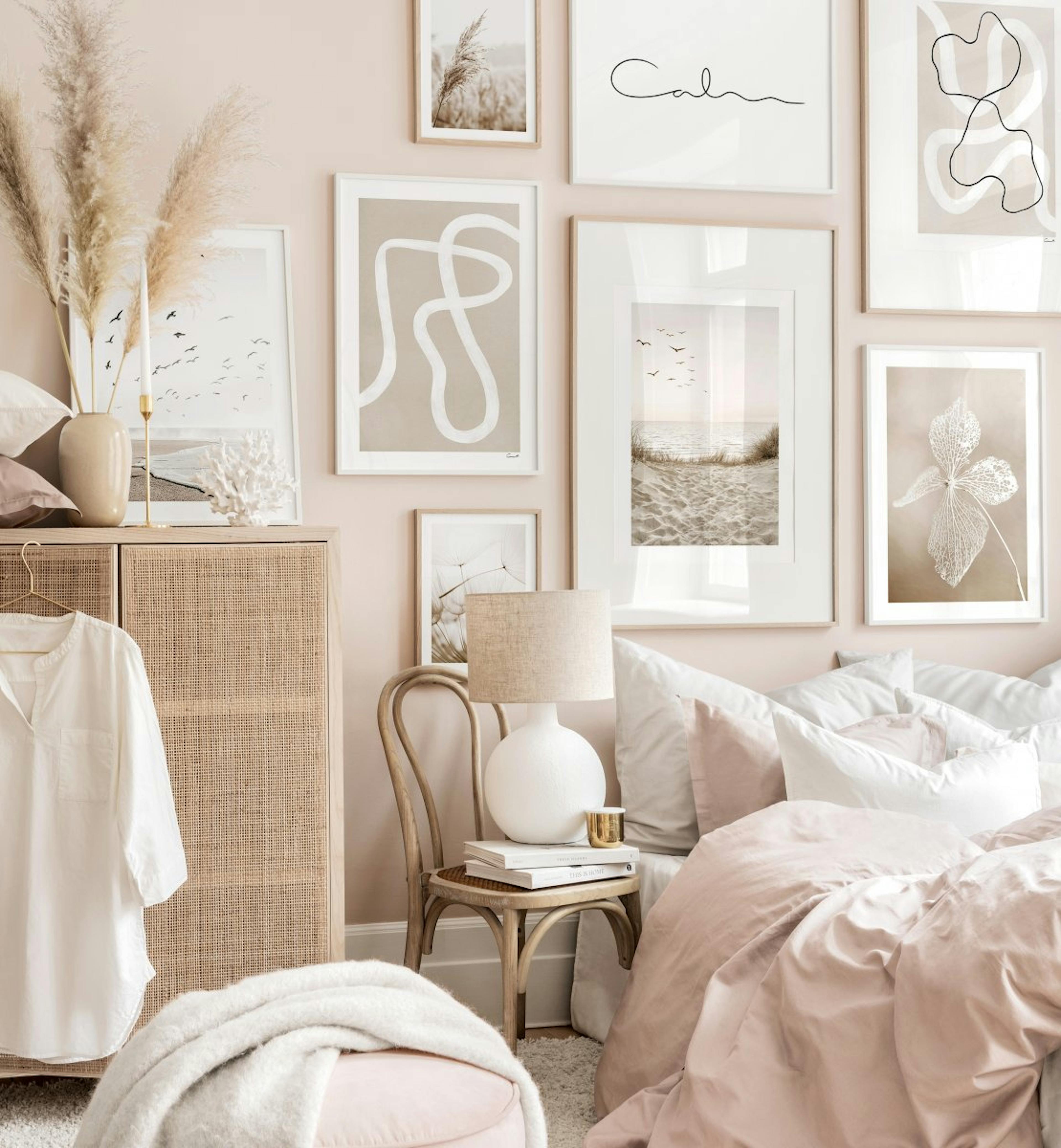 Galleria a parete beige con poster astratti