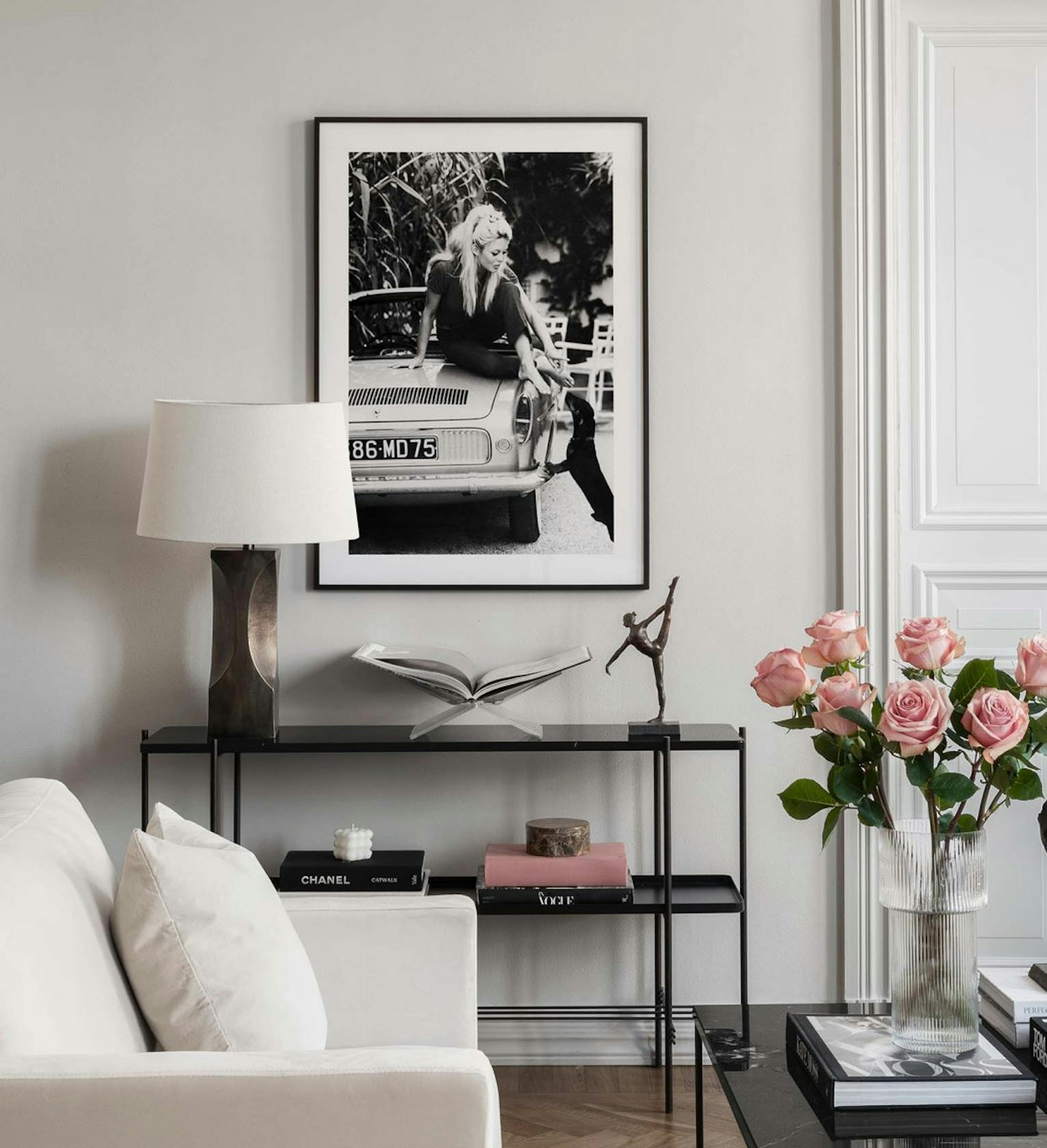 Ikonische und monochrome Bilderwand für das Wohnzimmer