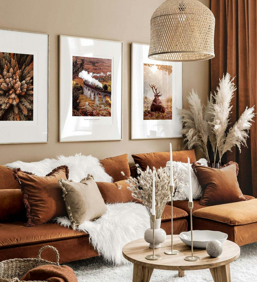Mur de galerie orange et marron inspiré de l'automne avec des cadres en chêne pour le salon (ONE SIZE) - Poster Store