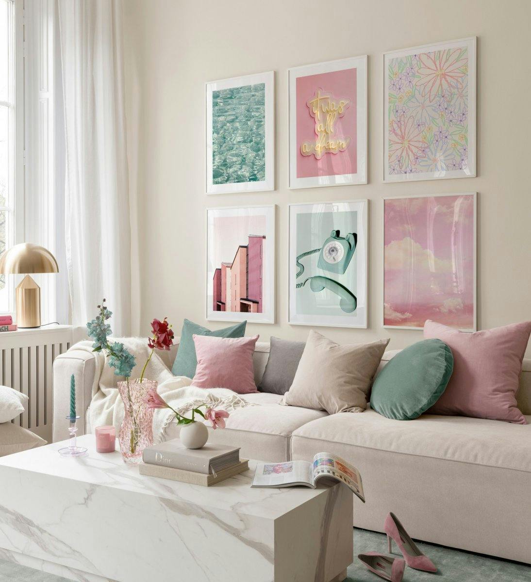 Colorida galería de pared para un salón divertido y atrevido con marcos de madera blanca.