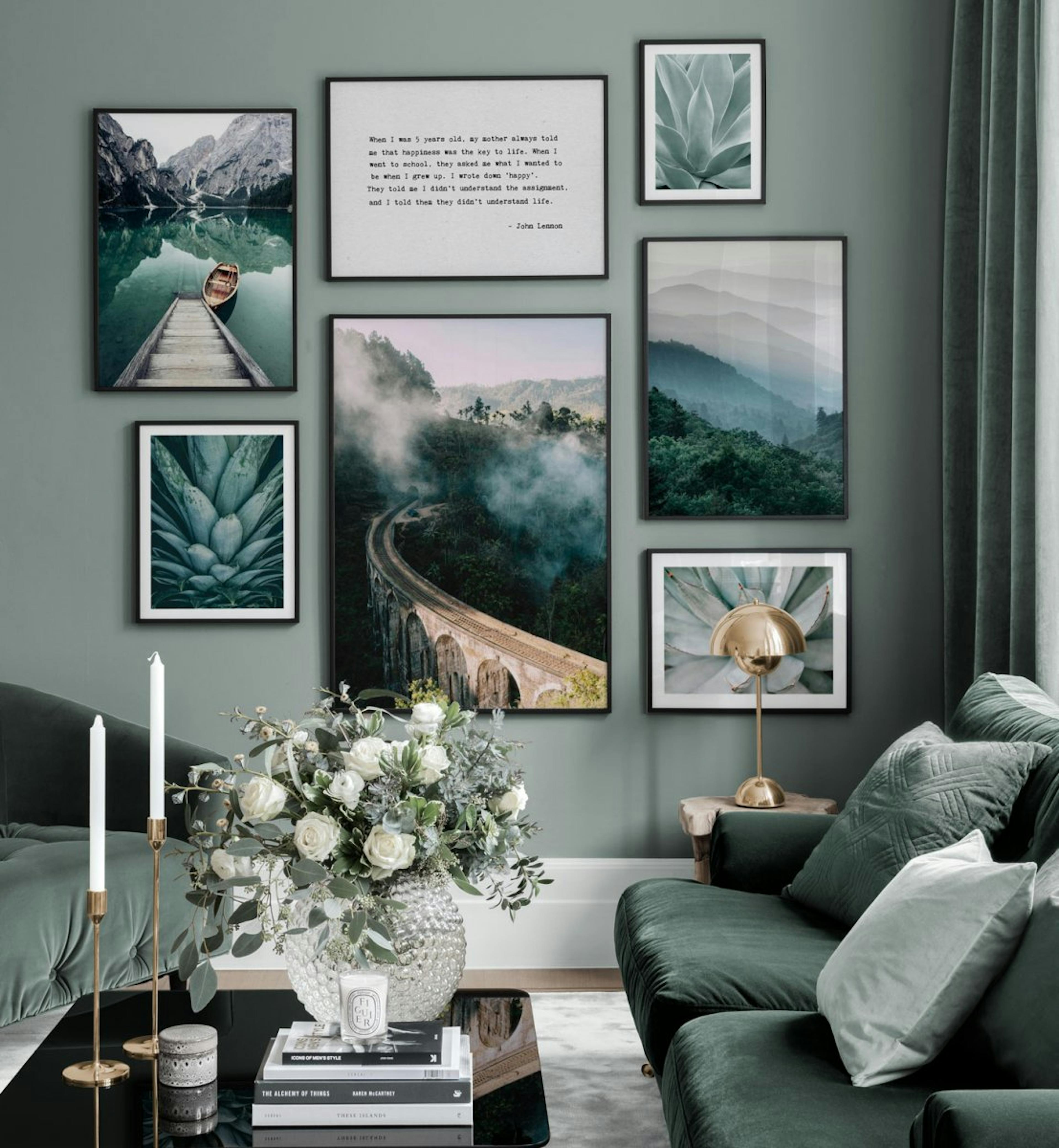 Grüne Bilderwand mit Fotografiepostern und -Zitaten