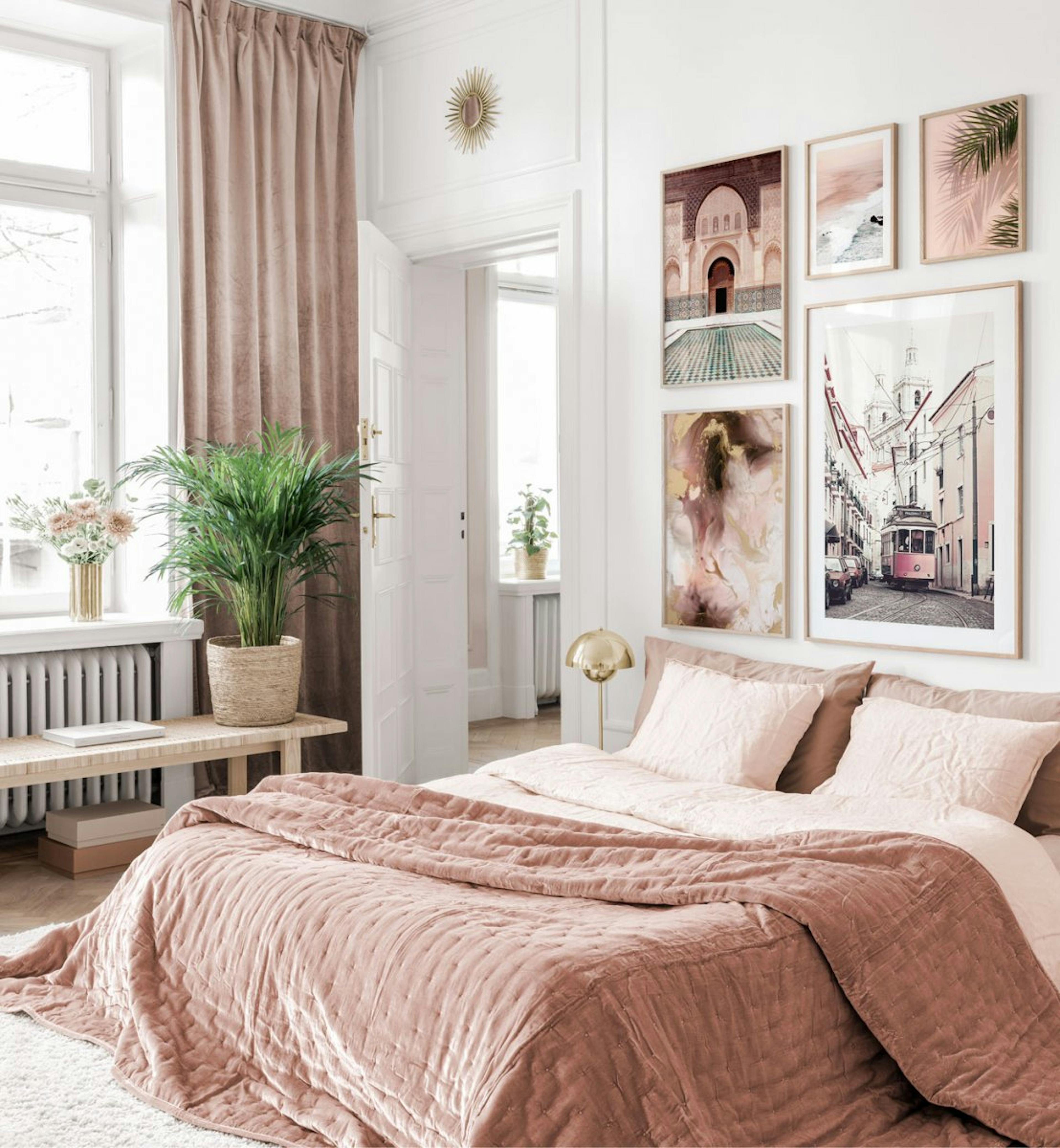 Elegante Bilderwand mit stilischen Postern in Rosa