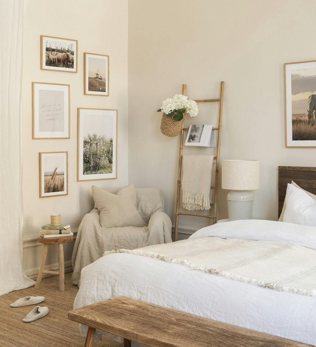 Lugnande tavelvägg med naturposters i brunt och beige med ekramar för sovrummet (ONE SIZE) - Poster Store