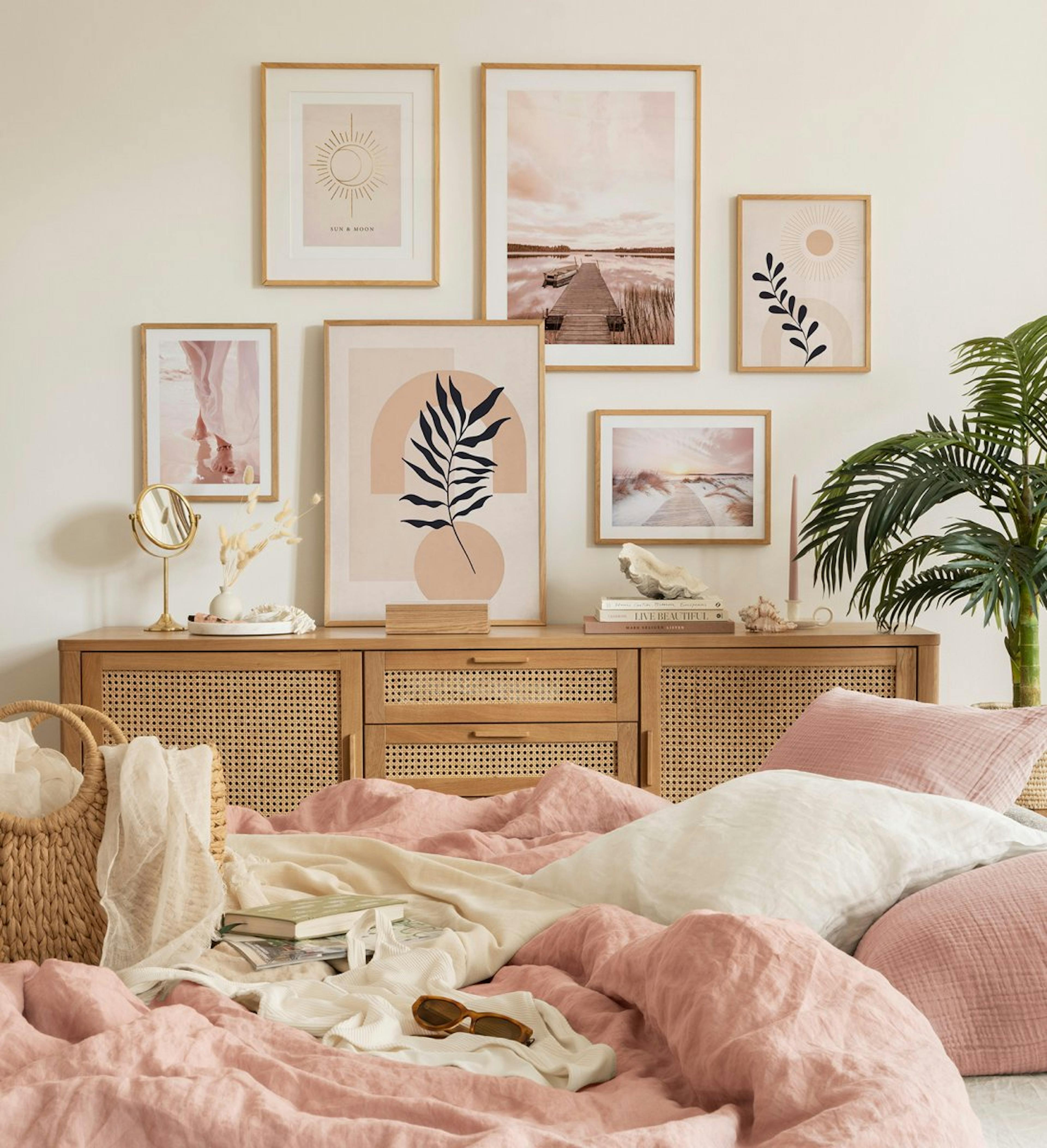 Pared de la galería de la tierra en beige y verde con marcos de roble para el dormitorio o la sala de estar