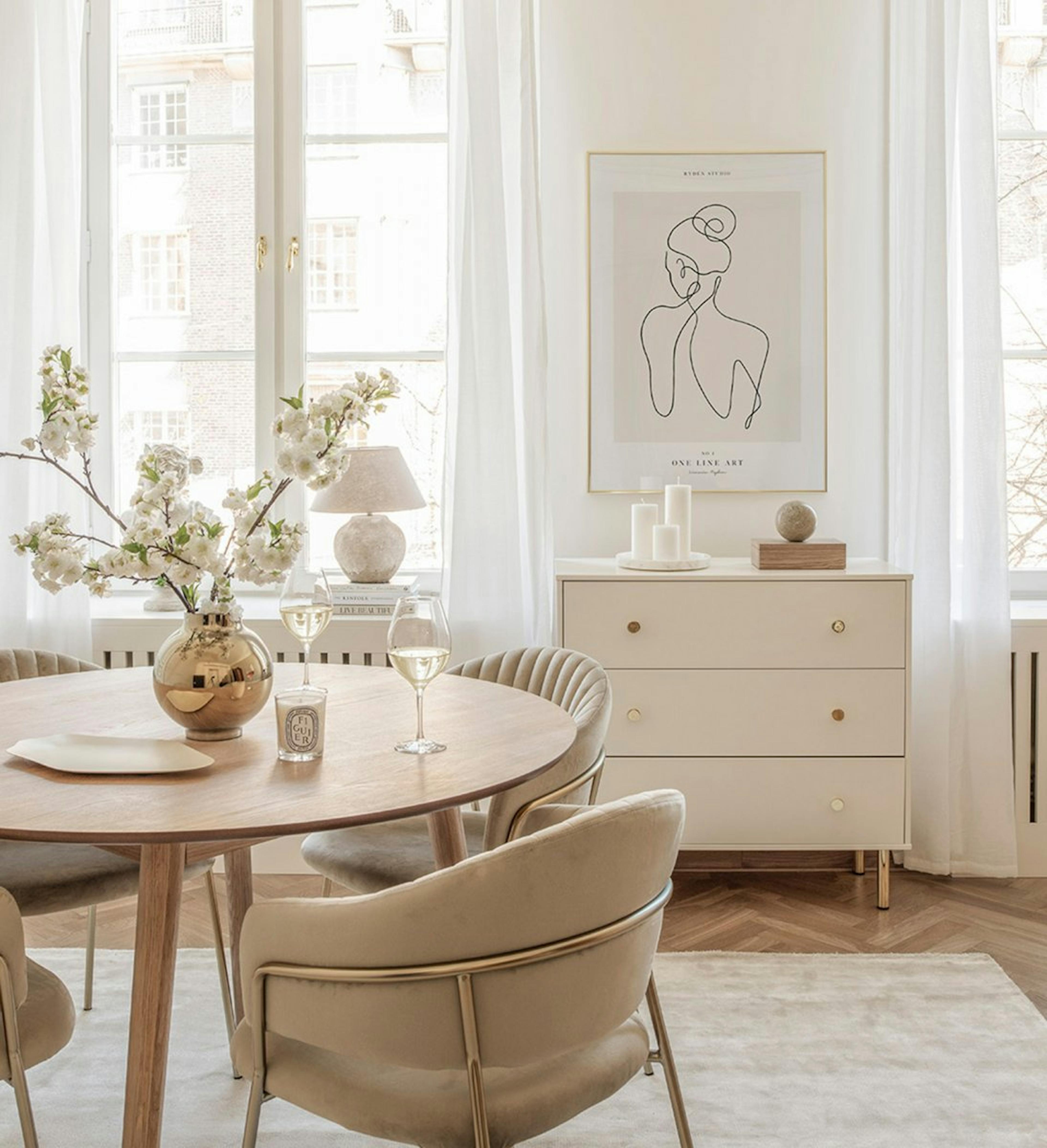 Eenvoudige en trendy fotowand met moderne poster met lijnen en vormen met gouden lijst voor de woonkamer