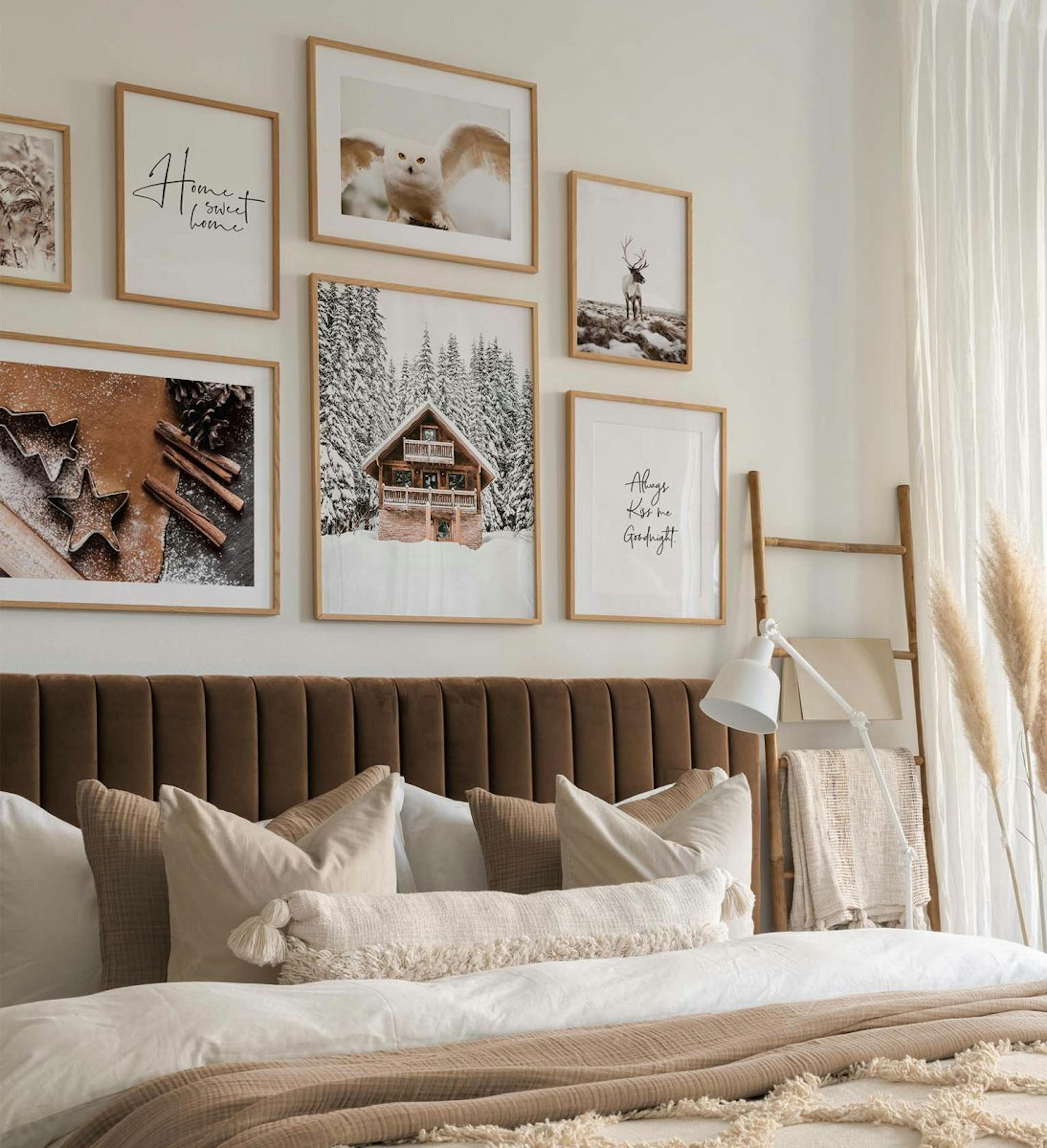 Galleria a parete con stampe invernali in citazioni marroni, bianche e in bianco e nero con cornici in rovere per camera da lett