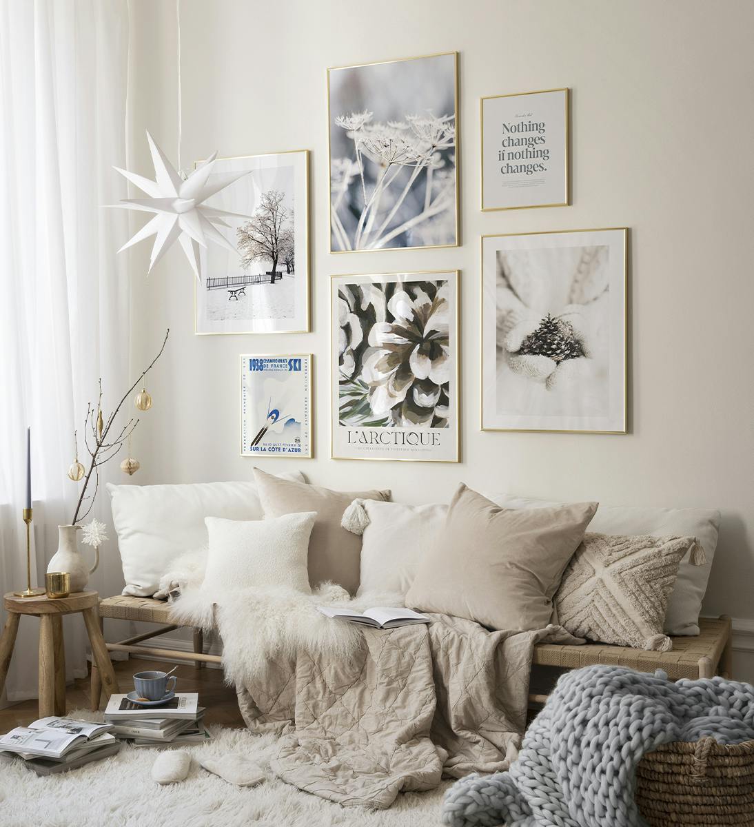 Transformez votre salon en un pays des merveilles hivernal avec cette décoration murale en teintes de blancs et beiges. (ONE SIZE) - Poster Store